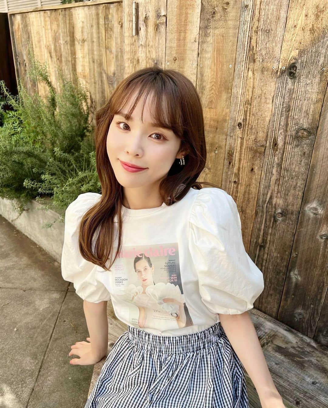 磯田 ひかる(Hikaru Isoda) のインスタグラム：「こんばんは🤍 今日もお疲れ様です🫶 あっという間に明日は金曜日😵‍💫！  この日はプリントTとギンガムチェックスカートを合わせたよ🌼*･ 雨続きでおしゃれできないので、早く晴れて欲しい♡  【着用アイテム】 Tops @celford_official  marie claire×CELFORD Collaboration　Tシャツ WHT 36 ¥13,750  Skirt @grl_official   ギンガムチェック柄フレアスカート[zi393] サイズM カラー :ブラック ¥1,999(税込)  ------------------------------ picaru：162cm / 骨格ウェーブ 1st ブライトスプリング 2nd ブライトサマー  大人可愛いスタイルアップコーデ ヘアメイクを合わせた トータルスタイリングを提案🤍  不定期にストーリーで ファッションお悩み相談募集中🥰 ------------------------------  他の投稿を見る→【@picaruuu】」