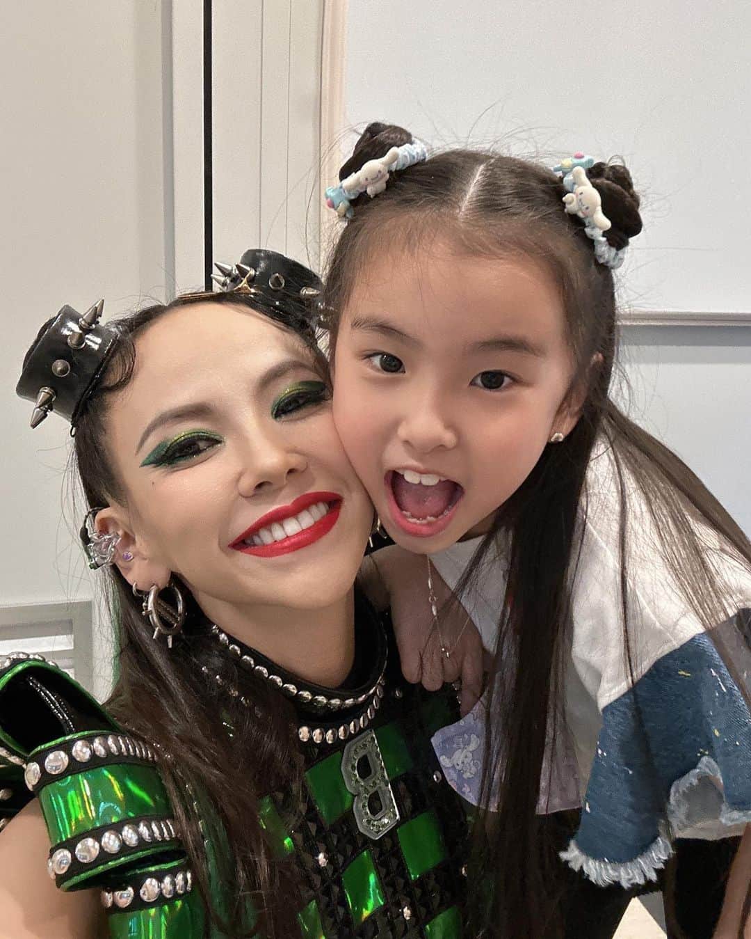 キム・ジウのインスタグラム：「. . 쥬불린 💚 롸불린 . .」