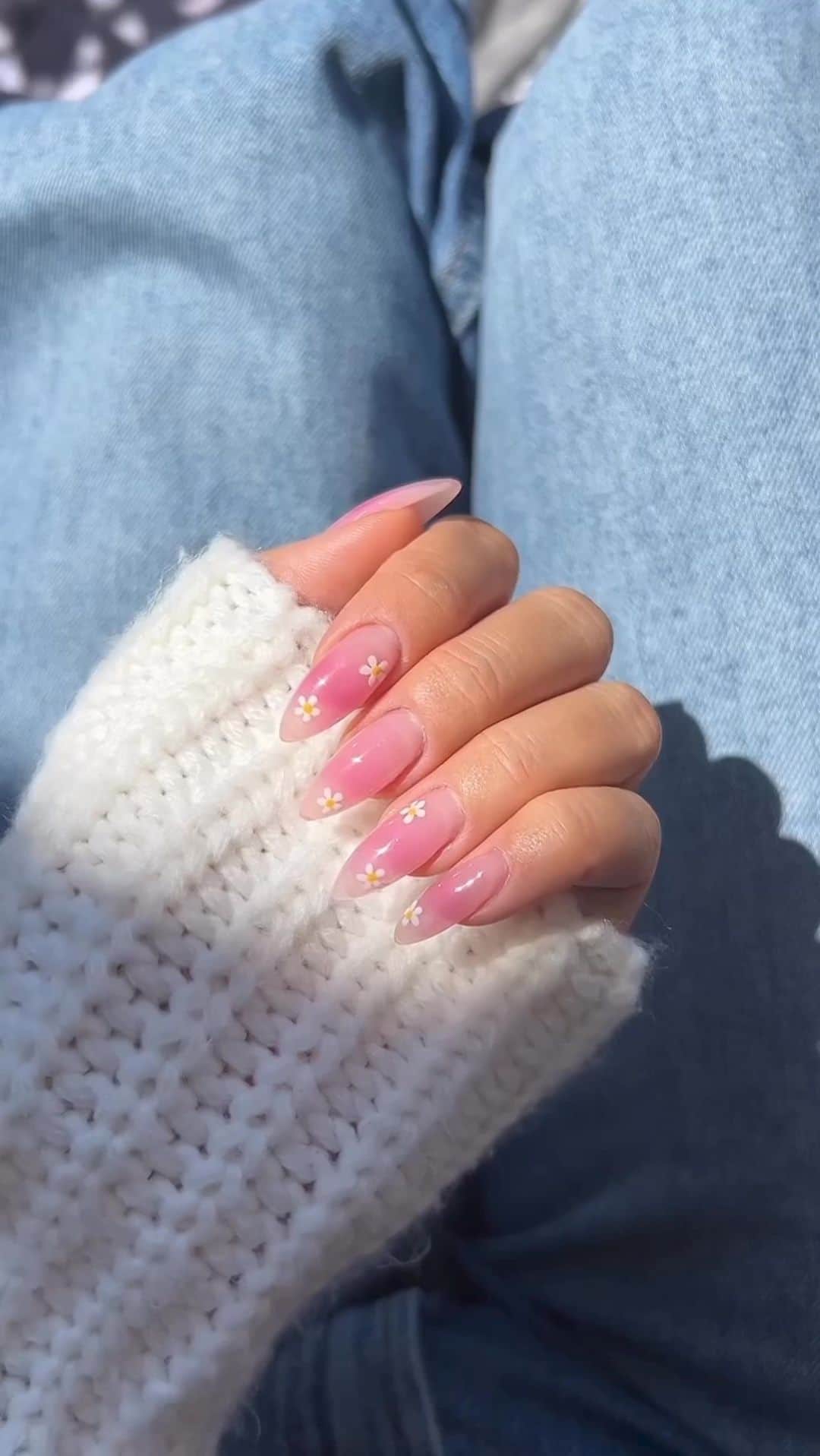 SHEINのインスタグラム：「Nail blush in full bloom 💅🌼😍 @vivianmariewong  #SHEINinspo」
