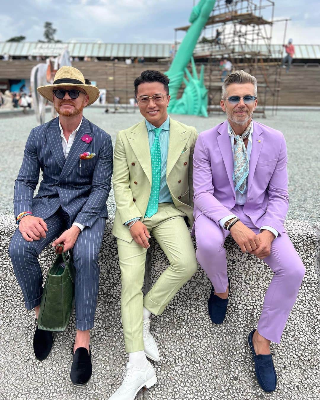 Yushi Sakuraのインスタグラム：「5年ぶりのpitti uomo. day1. 今回はいつも僕が銀座でオーダースーツを作っている　@micheleandshin と一緒にpittiに向かいました🛫 トランジットも含めて現地に着くのに24時間くらいかかったなぁ！  1日目は薄いグリーンのスーツにネクタイとチーフを濃いグリーンで合わせて爽やかに仕上げました！  海外からこぞってやってくるお洒落さんたちとfashionを通して仲良くなれるこの場所が最高に楽しい！  #pittiuomo#pitti#Firenze」