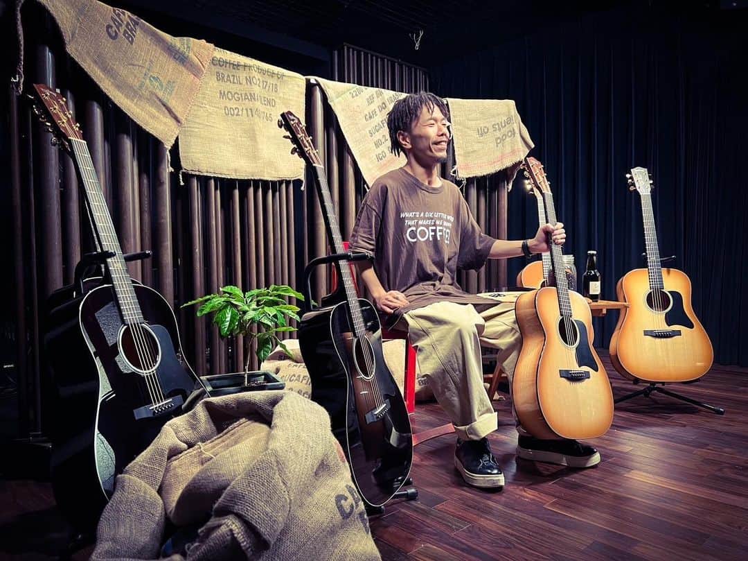 モリシーのインスタグラム：「珈琲屋＆ギタリストに最適な企画。 アコースティックギターマガジンさんありがとうございます！ #acousticguitarmagazine  #headway」