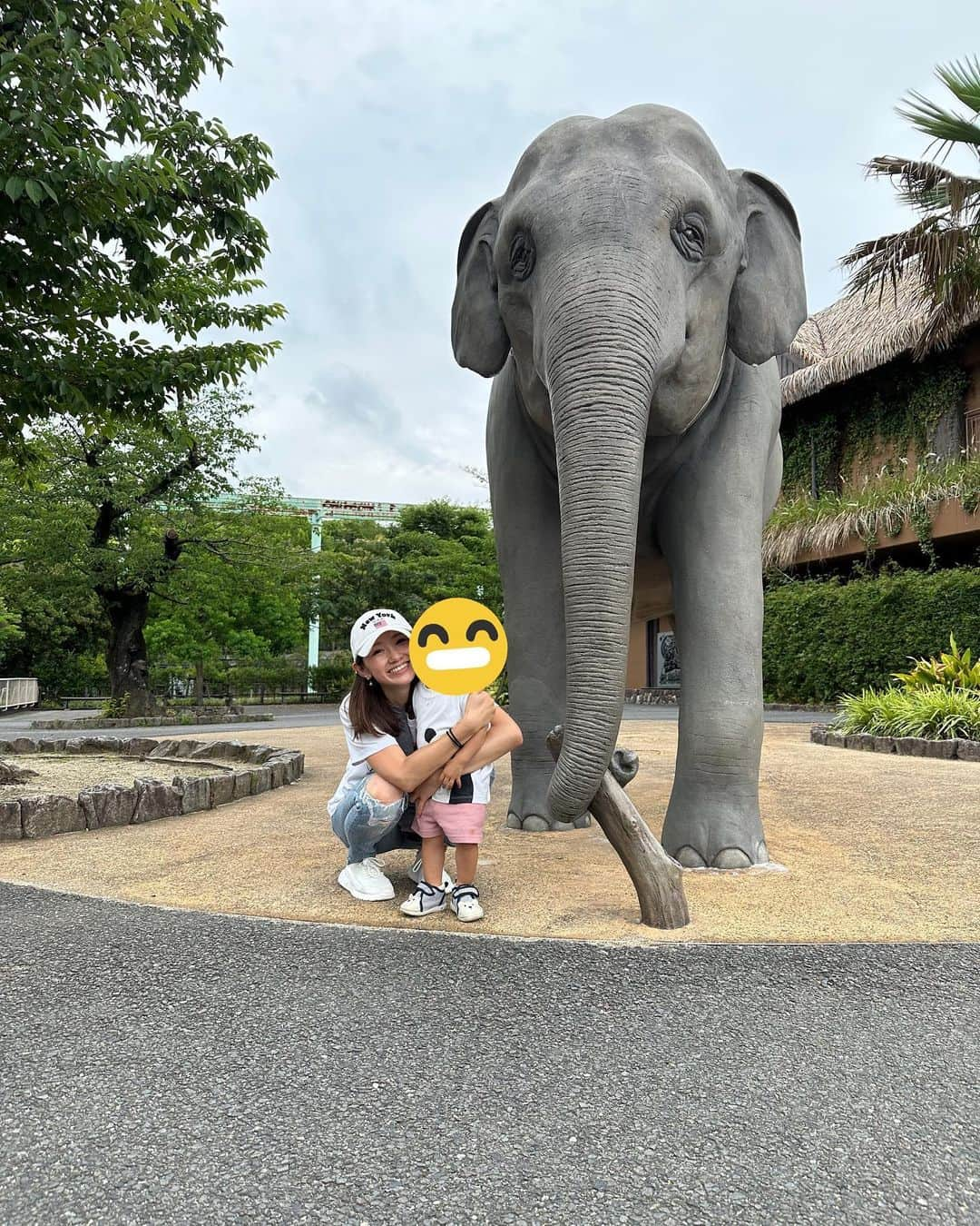 中里さや香さんのインスタグラム写真 - (中里さや香Instagram)「れなちゃんと東山動物園に行ってきたよ🐘  いつも全力で娘と遊んでくれるれなちゃん、ありがとー😭 そして今回は、お弁当まで作ってきてくれた🥺✨ 美味しかったよー💓  凄く空いていてゆっくり見る事が出来て良かった！  私が動物園の中で1番好きな動物はカバ🦛です😚笑 （でもオオカミ🐺を今回見て、少し心が揺れ動いてます。） 皆さんは何が好きですかー？✨  #東山動植物園 #東山動物園 #名古屋#愛知県#動物園#zoo#animal#カバ可愛い」6月15日 23時31分 - sayakashi1217