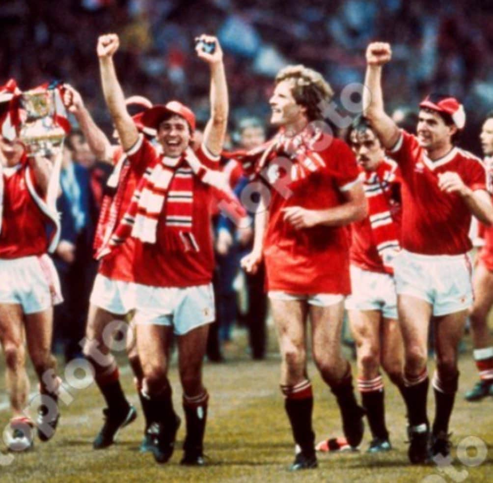ブライアン・ロブソンのインスタグラム：「Gordon was one of the best centre-backs I had the privilege of playing with. He was strong and brave, and ahead of his times in being a defender who could play out from the back and contribute as much in attack as he did in defence. He was a perfect fit for Manchester United with his flair, courage and big personality, and that’s why the fans loved him.  Most importantly, though, he was a brilliant person with a huge heart. He lit up any room he walked into, and that’s how he should be remembered.  Gordon and his family have been dear friends for over four decades and Denise and I are heartbroken by this news. We send our love and deepest condolences to Yvonne, Hayley, Anna, Eddie and all the McQueen family.」