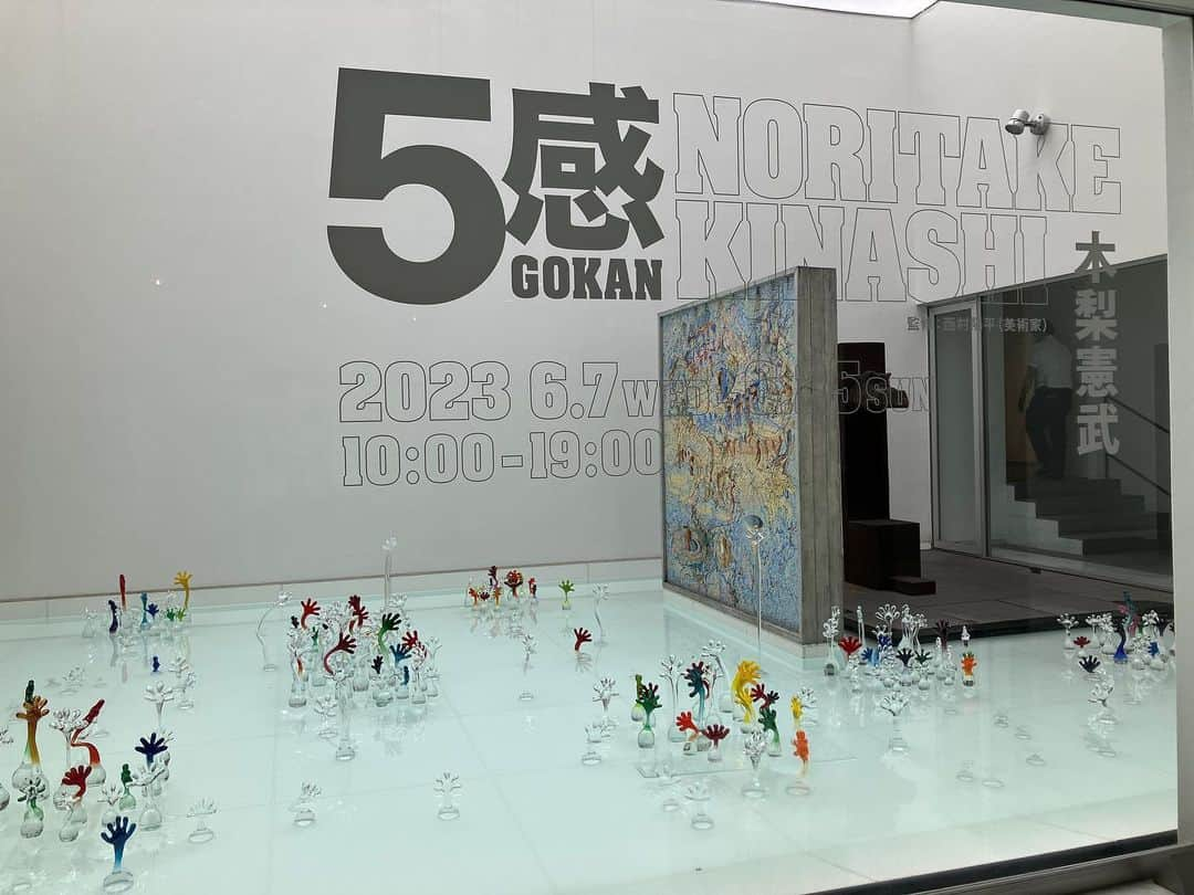 中嶋春陽のインスタグラム：「今日は撮影終わりに、「GOKAN〜５感〜 木梨憲武」展へ。  ずっと行きたかったノリさんの個展、やっと行けました！！嬉しい。 (ほとんどの作品が撮影可だったので写真有りで投稿します)  "５感"という名の通り、触れることの出来る作品もあってなんだか不思議面白い感覚に。  特にテンションが上がったのはフェアリーズ。 コロナ禍、ノリさんが身近なものを使ってフェアリーズを作る動画をよく見ていたので、本物がいっぱいある！！と大興奮。 (３枚目と４枚目の子が私の個人的お気に入り。)   どの作品からもあたたかみやパワフルさをたくさん感じられてとても楽しかったし、何かを作るってとても自由なことなんだなぁと改めて実感できたことが今日の大収穫です。(とりあえず、帰ってすぐたくさん落書き描いた)  #木梨憲武展 #5感」