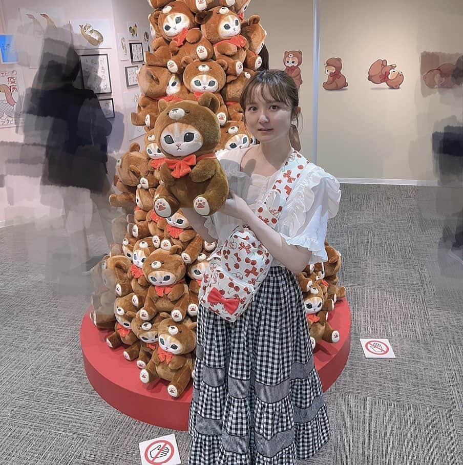 和多田美咲のインスタグラム：「mofusand展🧸🩶  よかったら撮りましょうか❔というスタッフさんの優しいお声がけに甘えて記念に⭐︎癒された…🌙♡」