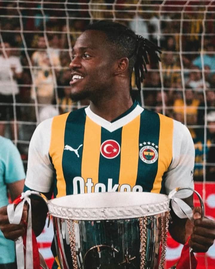 ミシー・バチュアイのインスタグラム：「What a start of this adventure with my new colors… but the best is still to come 🦇 Tesekkuler for the support, see you soon again 💛💙」