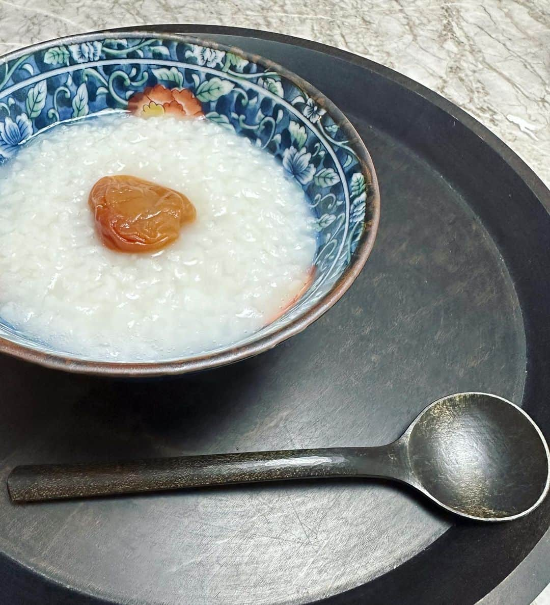 風間ゆみえさんのインスタグラム写真 - (風間ゆみえInstagram)「季節の養生。  この季節、胃腸のすぐれない人は少し食休みをして、疲弊している内臓が快活に働けるようにととのえましょう。   @roomys.official  #梅がゆ #疲労回復 #消化力を高める　 #抗酸化 #腸内環境を整える  #お粥も噛んで食べます」6月15日 23時40分 - yumie_kazama