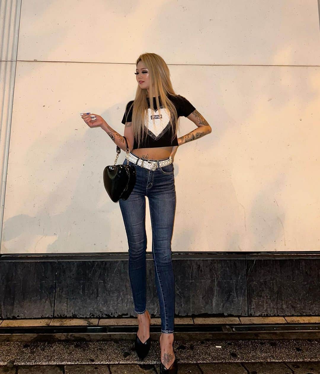 HIRANOAMIのインスタグラム：「この前のかわちぃこーで🤍🖤 . お洋服はタグ付けしてますっ🫨✊🏼✊🏼 . #ギャルコーデ#ギャル#平成ギャル #夏コーデ#夏服コーデ」