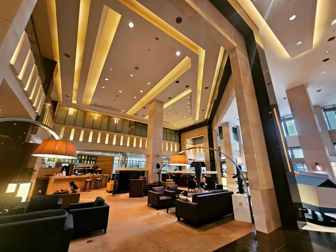 永吉令奈のインスタグラム：「-Sheraton グランド仁川-  この近くにホテルが集結してて悩みに悩んで決めたのはSheraton🎵  築年数が古い有名ホテルは  ・サービスが一流 ・クラブラウンジがある ・プール、ジム、レストランが充実 ・部屋が広い  なのにお得な値段でクラブフロアに宿泊できるのが良いところ✨️  国内だったらずっとホテルの中にいたいけど 韓国ではあちこち周りすぎてディナーの時間に帰ってこれなかった🥲  朝食ビュッフェで韓国料理もたくさん楽しめました😋  #韓国で増えた体重はもう戻しました笑 #ホテルマンが超イケメン #美女スタッフ #ルームサービスはロボットが運んできた」