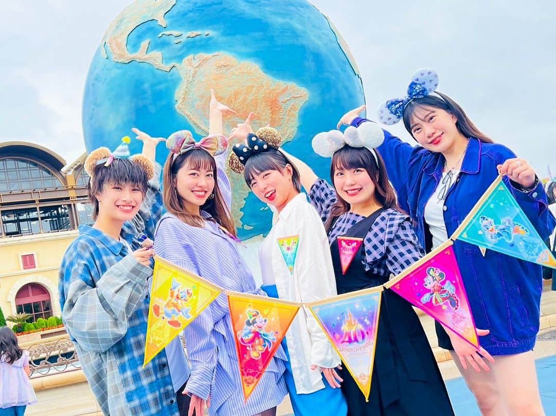 小山ひかるのインスタグラム：「ディズニーの広告に使って下さい!!な写真🥰  大人数でいくディズニーも 楽しくて大好き!!!!💖  次はお泊まりで行きたいね😉✨ . .  #tds #disneysea #disney #tokyodisneyresort #tokyodisneysea #ディズニー #ディズニーシー #アクアスフィア #💜 #🌈 #40周年  #ディズニーコーデ #女子ディズニー」