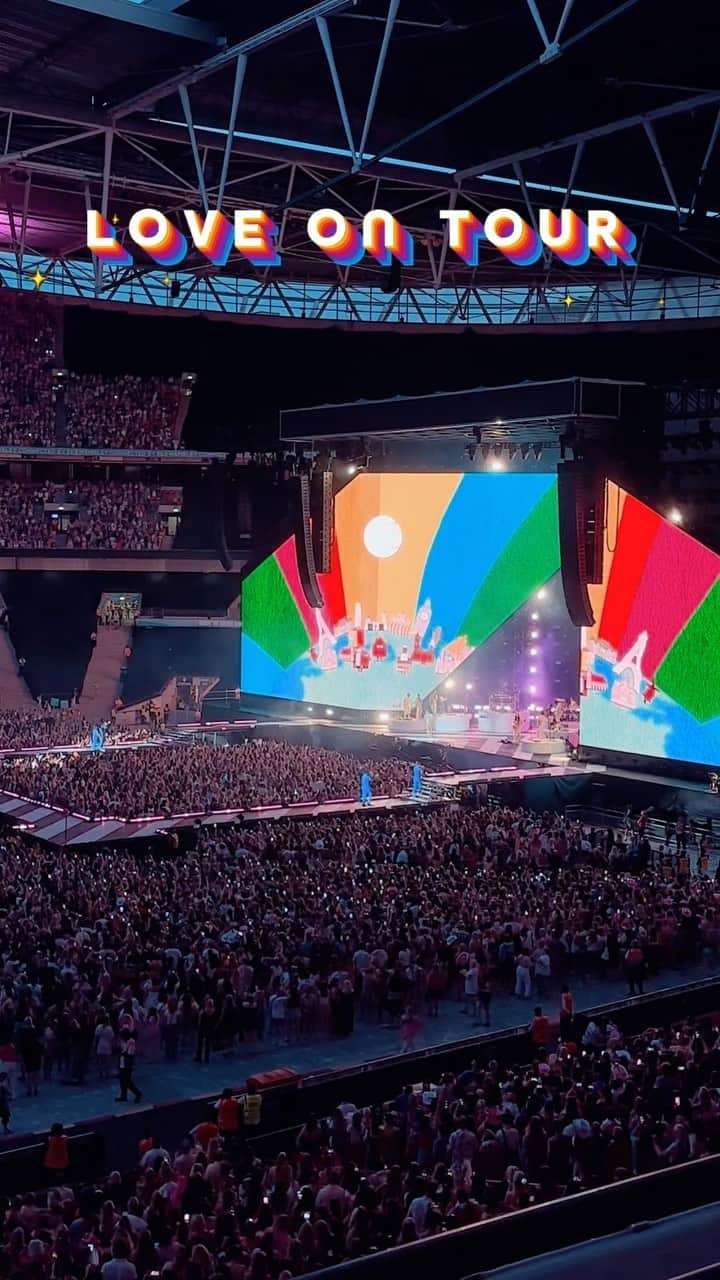 ジェマ・スタイルズのインスタグラム：「Good GRIEF this show is fun — so proud of you @harrystyles and what a privilege to see you experience this much joy doing what you love ♥️ #LOT #wembleynight2」