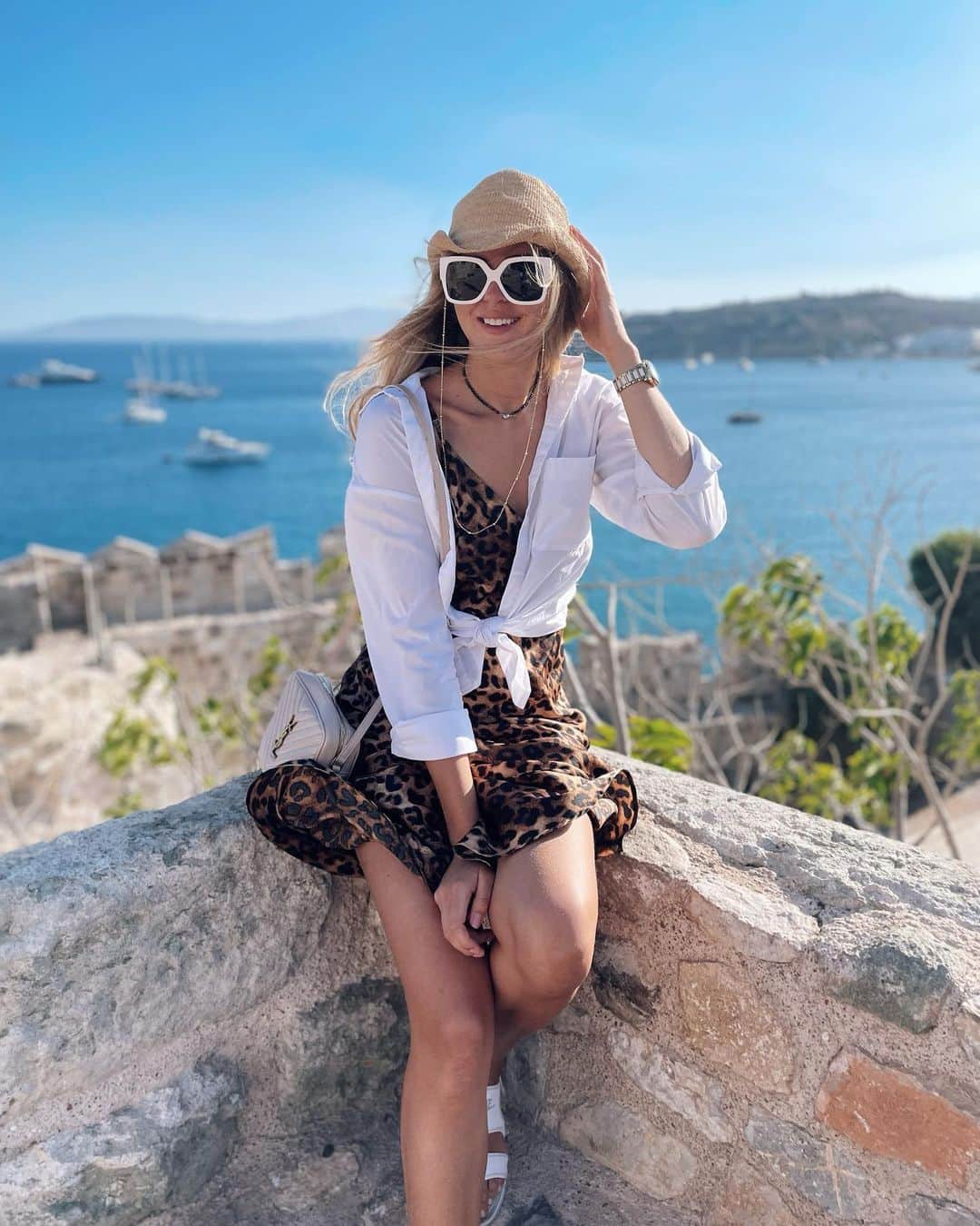 ナタリア・マリフのインスタグラム：「Прогулка по Замку Святого Петра 🏰   Замок Святого Петра — средневековая крепость в турецком городе Бодрум, на территории античного Галикарнаса, в котором ранее находилось одно из Семи чудес света — мавзолей карийского правителя Мавсола .Знаменитый мавзолей, находящийся недалеко от береговой линии, перенёс несколько землетрясений и был окончательно разрушен сильным землетрясением в 1402 году. С этой даты, рыцарями-госпитальерами с острова Родос началось возведение крепости, которая могла бы защищать гавани города. Замок возводился на возвышении, на том самом месте, где в античные времена находился храм Аполлона. #бодрум #бодрумскаясказка #bodrum #bodrumbodrum #turkey #turkiye #турция #крепостьпетра #замокпетра #замоксвятогопетра #malykh_trip」