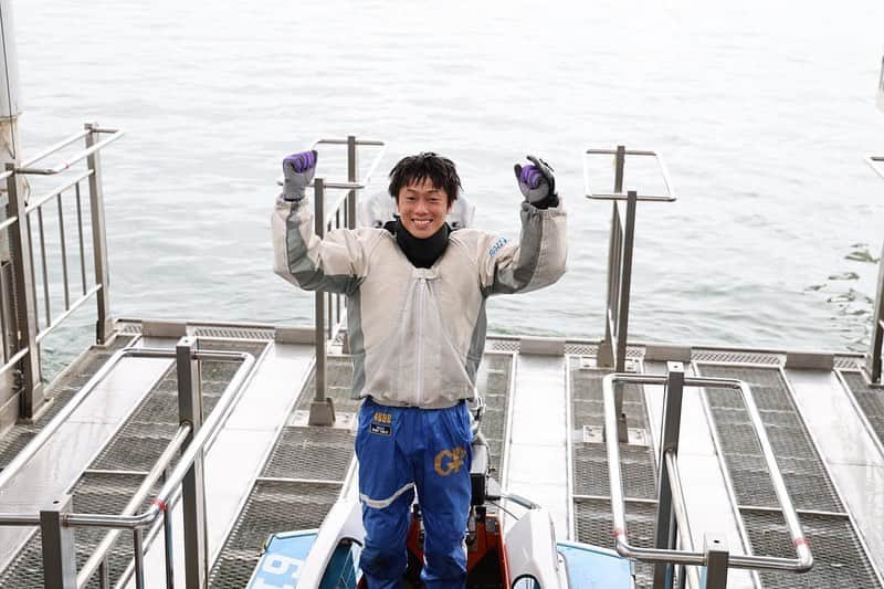 丸野 一樹のインスタグラム：「ボートレースびわこ八景賞 優勝することができました🏅🏅  今年初優勝になります！ 少しかかりましたがここからリズムを上げていけるように頑張ります！！  みなさんたくさんのご声援や タオルで応援してくださり ありがとうございました😊😊  #ボートレースびわこ #丸野一樹 #マルトレ #ボートレース #優勝」