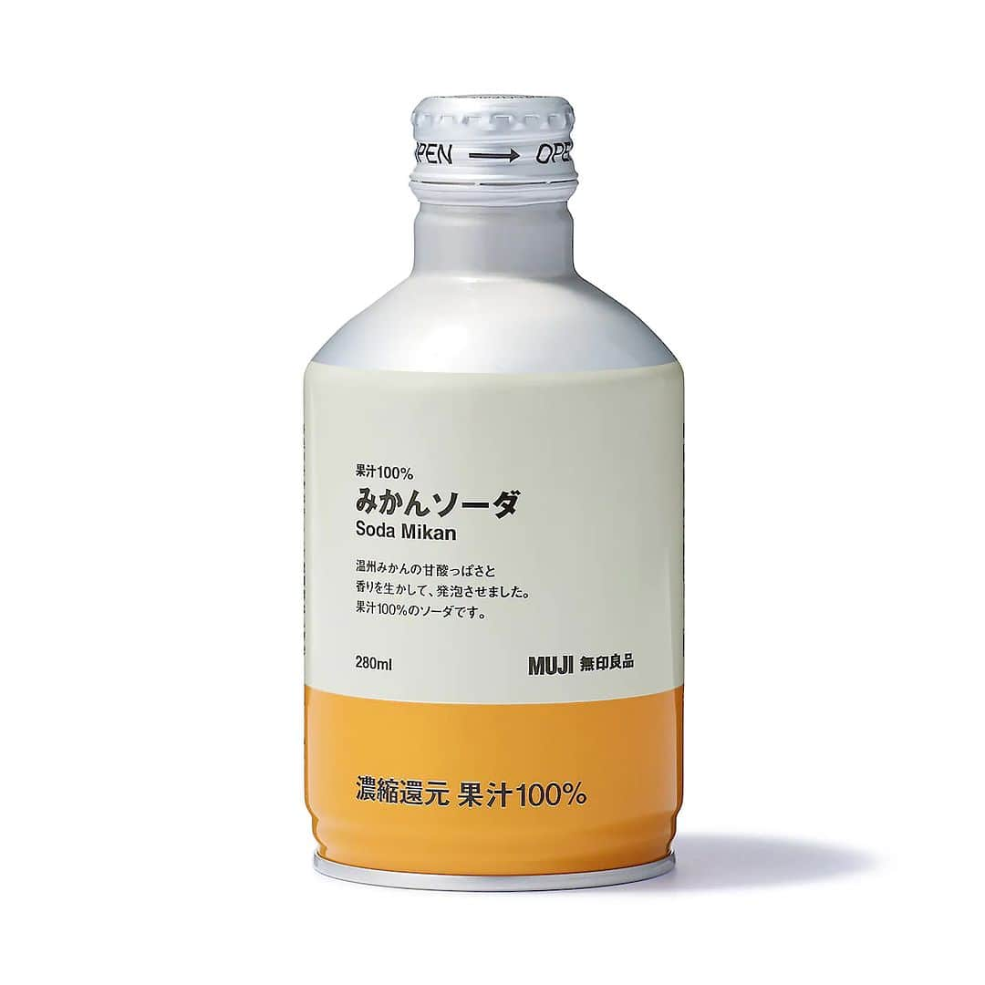 無印良品さんのインスタグラム写真 - (無印良品Instagram)「素材本来の味わい。果汁100％の炭酸飲料 - 果物が持つ甘みや酸味、香りをそのまま生かして、果汁100％のソーダをつくりました。『ぶどう』や『りんご』などの味を揃えています。  持ち運びにも便利なサイズなので、お出かけ中の水分補給にもぴったり。 - #無印良品 #MUJI #ジュース #ソーダ」6月15日 15時00分 - muji_global