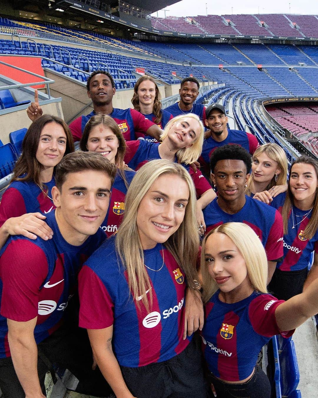 FCバルセロナさんのインスタグラム写真 - (FCバルセロナInstagram)「The new Barça kit for the 2023/24 season. We bring together a new generation of athletes, artists and shakers who are here to lead the way. Inspired by Barça's pioneers.   Us presentem la nova equipació! ♦️   ¡Nuestra nueva equipación! ♦️」6月15日 15時00分 - fcbarcelona