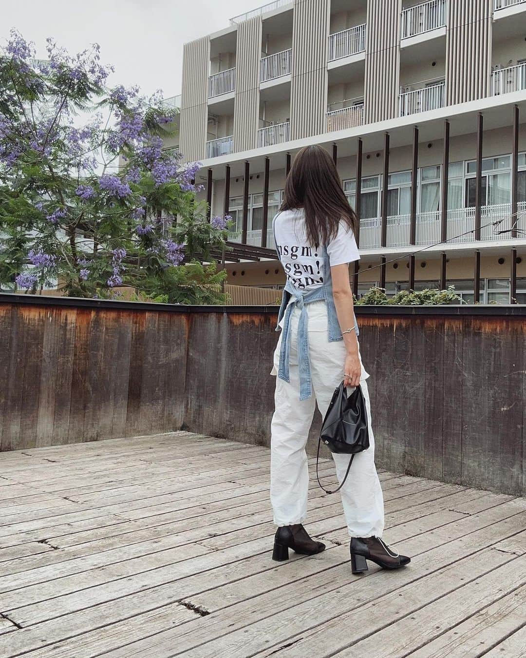 樽見麻緒のインスタグラム：「outfit🌿 カーゴパンツ楽ちんだし、履くだけで今っぽいstyleになるからお気に入り🫰🏻 黒白ピンクをゲットした🩷(最近ピンク選びがち)  #code#outfit#fashion#ootd#mama#mom#mao_code#男の子ママ#ママコーデ#ファッション#ママファッション#カーゴパンツ#Tシャツコーデ#モノトーンコーデ」