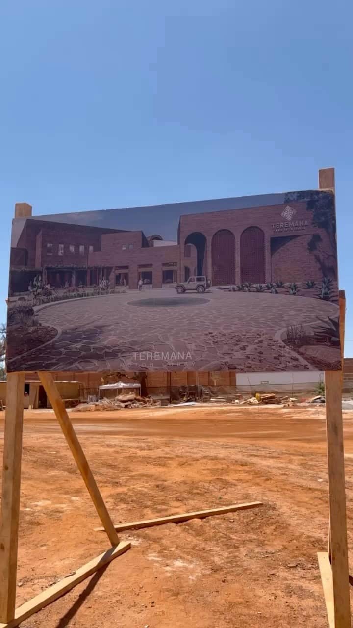 ドウェイン・ジョンソンのインスタグラム：「Early stages 🏗️ 🚧  Check out our cool TEREMANA WELCOME CENTER🥃 where people will be greeted upon arrival and directed to whatever location of the TEREMANA CAMPUS they wish to experience.   Very surreal seeing these visions come true 🤯🙏🏾  I created Teremana to become a legacy brand and we’re building for generations to come.   Teremana tequila is proudly the largest employer in Jesus Maria, Mexico 🇲🇽 - employing over 1200+ people from our local community.  And our goal is to grow that employment number into the thousands.   Can’t wait to show you guys this massive campus once it’s complete and THANK YOU for making Teremana the fastest growing tequila of ALL TIME.   Salud 🥃❤️  #TeremanaCampusAndDistilleries 🥃 #JesusMariaMexico 🇲🇽」