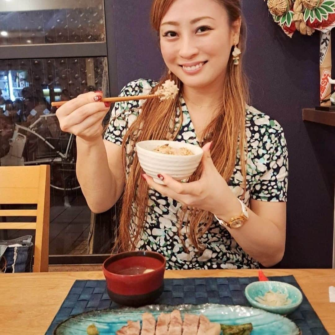 小野友葵子さんのインスタグラム写真 - (小野友葵子Instagram)「【三軒茶屋一恵さんでいすみフェア】  お世話になっている方と、 司会者でタレントの八波一起さんがオーナーの 三軒茶屋にあるICHIE（一恵）さんへ。🍴  この日は、 八波一起さんが観光大使を務める 千葉県いすみ市の 🌟いすみフェア🌟   ということで、 いただいたお酒は、  ✕水戸泉（笑） ○木戸泉  いすみ市産の美味しいコース、 最高でした～！❤  ｡.｡:+* ﾟ ゜ﾟ *+:｡.｡:+* ﾟ ゜ﾟ *+:｡.｡ 📻2023/6/17（土） 動画配信型ラジオレギュラー冠番組 『小野友葵子のBella Serata‼』 第1、第3土曜日 21：00～21：50生放送中 https://ameblo.jp/onoyukiko/entry-12806099435.html  🎵2023/6/25（日）13:00 浅草橋たいこ茶屋 https://ameblo.jp/onoyukiko/entry-12805636622.html  🎵2023/7/2（日）14：30 ムラマツリサイタルホール新大阪（大阪公演） 🎵2023/7/16（日）13：00 ザ・ルーテル・ホール（札幌公演） 🎵2023/8/6（日）14：00 レソラホール（福岡公演） 🎵2023/9/2（土）13：30 すみだトリフォニー小ホール（東京公演） https://ameblo.jp/onoyukiko/entry-12798896137.html  🎵2023/7/12（水）15:00 酵素クレープ専門店クレープアリサ東京  💿小野友葵子コラボ参加CD発売中！ https://ameblo.jp/onoyukiko/entry-12800332342.html 🎼小野友葵子プロデュース若手オペラ歌手グループ『I  BOCCIOLI』メンバー募集中！ https://ameblo.jp/onoyukiko/entry-12800609513.html ｡.｡:+* ﾟ ゜ﾟ *+:｡.｡:+* ﾟ ゜ﾟ *+:｡.｡ 🌹HP https://www.onoyukiko.com/ 🌹ブログ http://ameblo.jp/onoyukiko 🌹Instagram（yukikoonosoprano） https://www.instagram.com/yukikoonosoprano/ 🌹Twitter https://twitter.com/yukiko_ono 🌹YouTube（YukikoOno小野友葵子） https://www.youtube.com/user/VitaRoseaYukikoOno 🌹小野友葵子のコンサートってどんな感じ？ https://youtu.be/bWges5LlLnw ｡.｡:+* ﾟ ゜ﾟ *+:｡.｡:+* ﾟ ゜ﾟ *+:｡.｡  #三軒茶屋 #一恵 #ICHIE #八波一起 #いすみ市 #夷隅 #木戸泉酒造 #木戸泉 #水戸泉 #牛乳羊羹 #ソプラノ歌手 #オペラ歌手 #オペラ #錦戸部屋女将 #バラ好き #パンダ好き #ミラノ #イタリア #ラジオパーソナリティー #プロデューサー #若手アーティスト支援 #デビュー15周年」6月15日 15時12分 - yukikoonosoprano