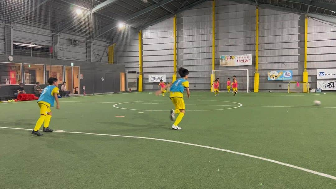 宇賀神友弥のインスタグラム：「⚽️小学5・6年生クラス⚽️ フニーニョ式3v3対角線ゴール、シュート逆足🤔 テクニック、判断、駆け引きの向上はもちろん選手達から戦術的なコーチングが自然と出て楽しいトレーニングとなりました✨ スクールの無料体験のお問い合わせはDMでも受け付けています‼️ 犬コーチでした🐶 無料体験随時受付ています！ https://esforco-fs.com→問い合わせフォームより！ #エスフォルソ #宇賀神友弥 #努力に勝る天才なし  #オートレント #leveLUP #superAUTOBACSTODA #bmz #山福不動産  #和真メガネ  #retect  #cruva  #寺田屋  #puma  #luditt #ナックプランニング #ニッポンレンタカー #tsビルシステム  #ウラカンフット #牛タン司 #戸田市 #サッカー #フットボール #少年少女 #埼玉県 #無料体験 #フニーニョ #エコロジカルアプローチ」