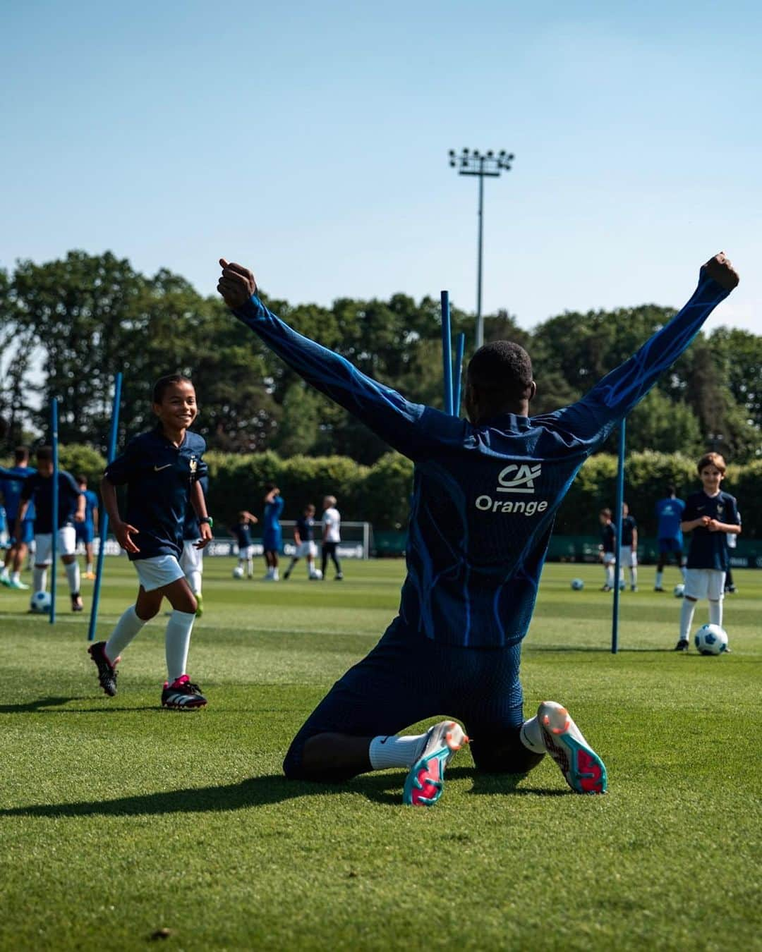 サッカー フランス代表チームさんのインスタグラム写真 - (サッカー フランス代表チームInstagram)「Un moment gravé dans leurs têtes à jamais ✨🤩  #FiersdetreBleus」6月15日 18時05分 - equipedefrance