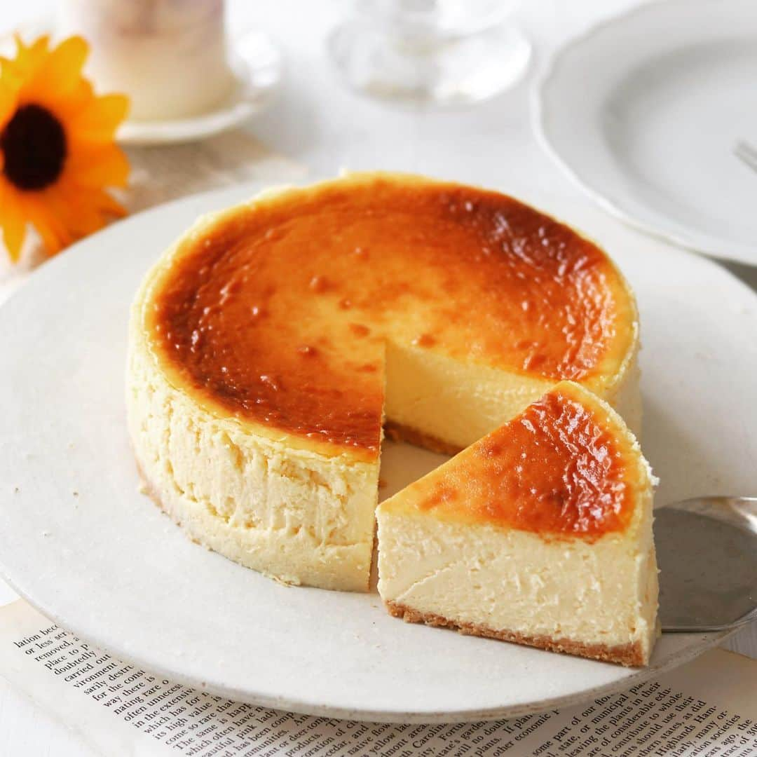 mikiのインスタグラム：「・ ・ bake.NY cheese cake  久しぶりのチーズケーキ💓 やっと時間がとれて焼けたー！ クリームチーズにマスカルポーネにサワークリーム！  湯煎焼き。  毎日生きてたら嫌なことも嬉しいことも色々あるけど、手作りのお菓子食べたら笑顔に☺️  こんなもの食べつつも最近知った竹脇まりなの夏トレを開始🥹  たまに娘もやっていて、チラッとみたら竹脇まりなの夜の10分ルーティーンをやっていた🥹  なら、食べるな！だけど食べたい💓🧀  良い1日を☺️」