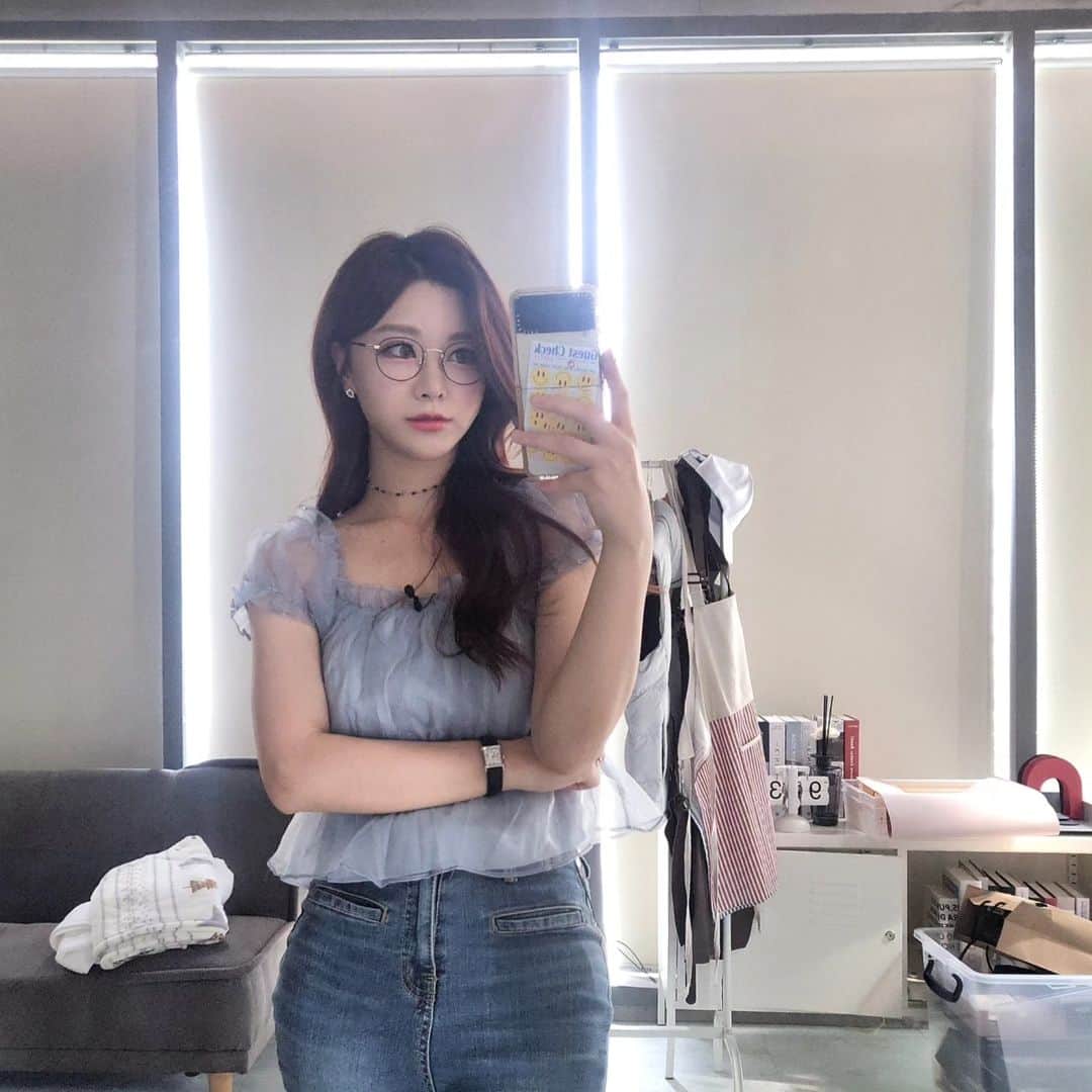 のインスタグラム：「조금은 빠르게 어느정도 일을 하게되면서 가장 관건은 체력 관리였다👊🏻  새벽에 조각잠을 자며 일을 할 수 있을까 했었는데 아기가 자낳대 전날부터 귀신같이 좀 더 긴 통잠을 자기 시작했다 효녀야 효녀.....😭❤️ 물론 8시에 자므로 새벽에 한번은 깨야하지만ㅋㅋㅋ  확실히 아기 낳기 전 체력보다는 떨어진게 느껴지긴한다 체력하면 김수현이었는데 엉엉  잘 관리해서 다시 돌아가야지!! 아즈아!」