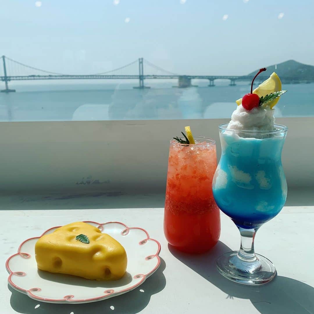 JR九州高速船株式会社のインスタグラム：「[日本語] [한국어] 釜山・広安里（クァンアンリ）トゥバックス 뚜벅스  今日は、釜山ならではのオーシャンビューを楽しめる素敵なカフェを紹介します。 広安里の海と広安大橋を眺めながら、トロピカルなドリンクとデザートで楽しいひとときを。🍹☀ この夏、釜山の楽しみ方としておすすめです！😊  오션뷰가 멋진 광안리 뚜벅스. 부산만의 풍경을 즐길 수 있는 광안리해수욕장의 카페입니다.⛱  【住所・주소】 부산 수영구 광안해변로 239 7층 7F, 239 Gwanganhaebyeon-ro, Suyeong-gu, Busan, South Korea  【営業時間】 平日 10:00～23:30 週末 10:00～00:30  #クイーンビートル #QUEENBEETLE #퀸비틀 #韓国旅行 #韓国 #釜山旅行 #釜山 #プサン #クァンアンリ #広安里 #カフェ #韓国カフェ #釜山カフェ #広安里カフェ #korea #busan #한국 #부산 #부산여행 #한국여행 #광안리오션뷰 #뷰맛집 #광안리 #광안리카페 #뚜벅스 #광안대교 #韓国好きな人と繋がりたい #jr九州高速船」