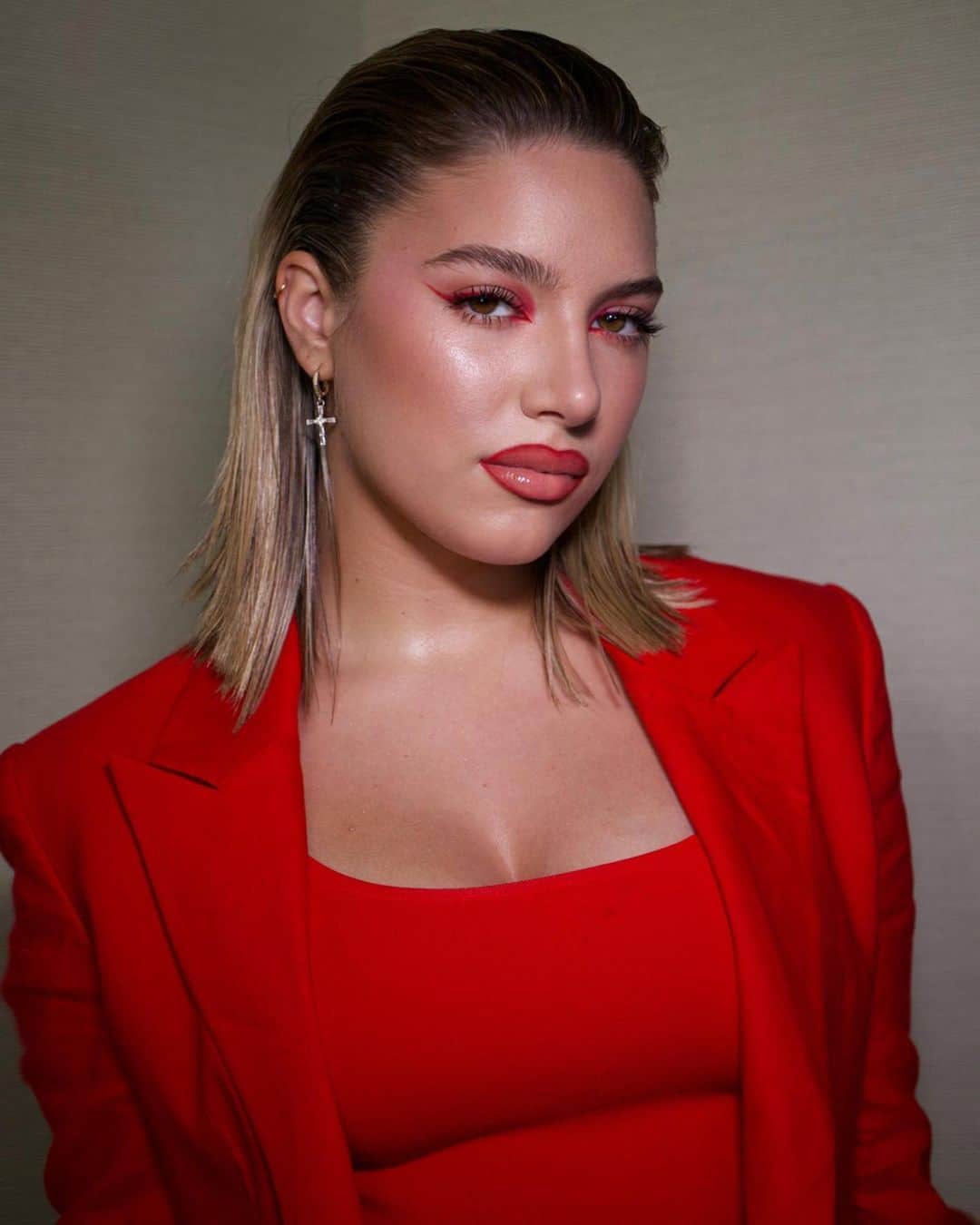 Carolina Gonzalezのインスタグラム：「⚡️K E N Z I E⚡️Red Hot @kenzie ♥️💄⚡️  @aliceandolivia  Hair @daniellepriano  Assisted by @marianabull74  #MakeupbyMe @cgonzalezbeauty  Assisted by @veronicagaona  Photos @thebeautycine    USING    @mariobadescu  Facial Spray with Aloe, Herbs & Rosewater  Lip Mask   @111skin  Celestial Black Diamond Cream    @obaloil  Face Oil@armanibeauty    @armanibeauty  Luminous Silk Concealer 5.25  Luminous Silk Foundation 5.75, 6  Glow Setting Powder 2, 4, 5.5  Luminous Silk Glow Blush 50, 51 Smooth Silk Lip Pencil  8  Lip Ecstasy 1    @westmanatelier  Contour Stick in Biscuit, Truffle」