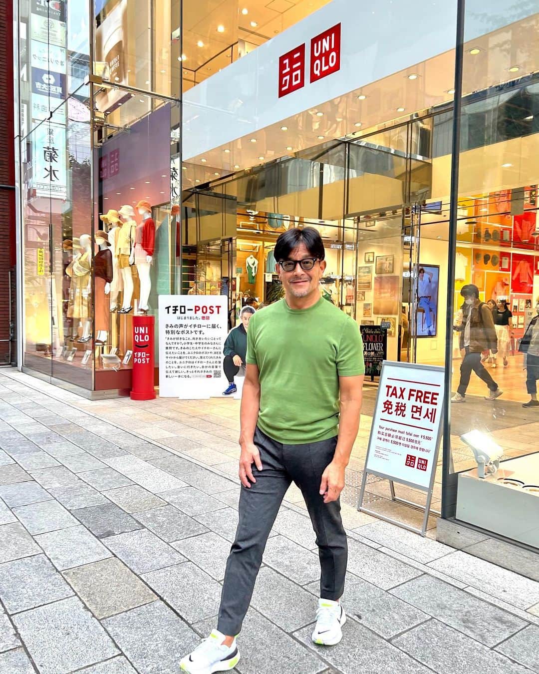 榊原信行さんのインスタグラム写真 - (榊原信行Instagram)「フォーマルで着用するスーツなどはDIORが最近のお気に入りですが、カジュアルな服装はユニクロをよく愛用します！  銀座のユニクロは品揃えも豊富で最高！  Recently, I like Dior suits for formal wear, but I often use Uniqlo for casual clothes!  UNIQLO in Ginza, Tokyo has a wide selection of products and is very good!  #ユニクロ #カジュアルコーデ #シンプルコーデ #メンズコーデ #銀座 #Ginza #Uniqlo #manstyle #mansfashion #todaysoutfit #outfits #バラさんの日常🌹」6月15日 15時37分 - nobu_sakakibara