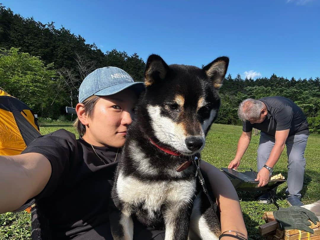 成田美寿々さんのインスタグラム写真 - (成田美寿々Instagram)「リシャールミルヨネックスのおもひで。7️⃣？ 開催前に合宿に2回行かせてもらったのだけど 一回はリクと家族とキャンプ！ 同じところに2連泊したのは初めてだったけど 連泊楽しいかも！🔥🔥 でもゴルフにキャンプにはめちゃくちゃ疲れるのでオススメしないかもw  . 知らないところに連れてこられて りくの表情はビミョーですねw #リシャールミルヨネックス #リシャールミル #黒柴 #くろしばのいる暮らし  #キャンプ #キャンプ好きな人と繋がりたい  #キャンプ初心者」6月15日 15時39分 - misuzunarita