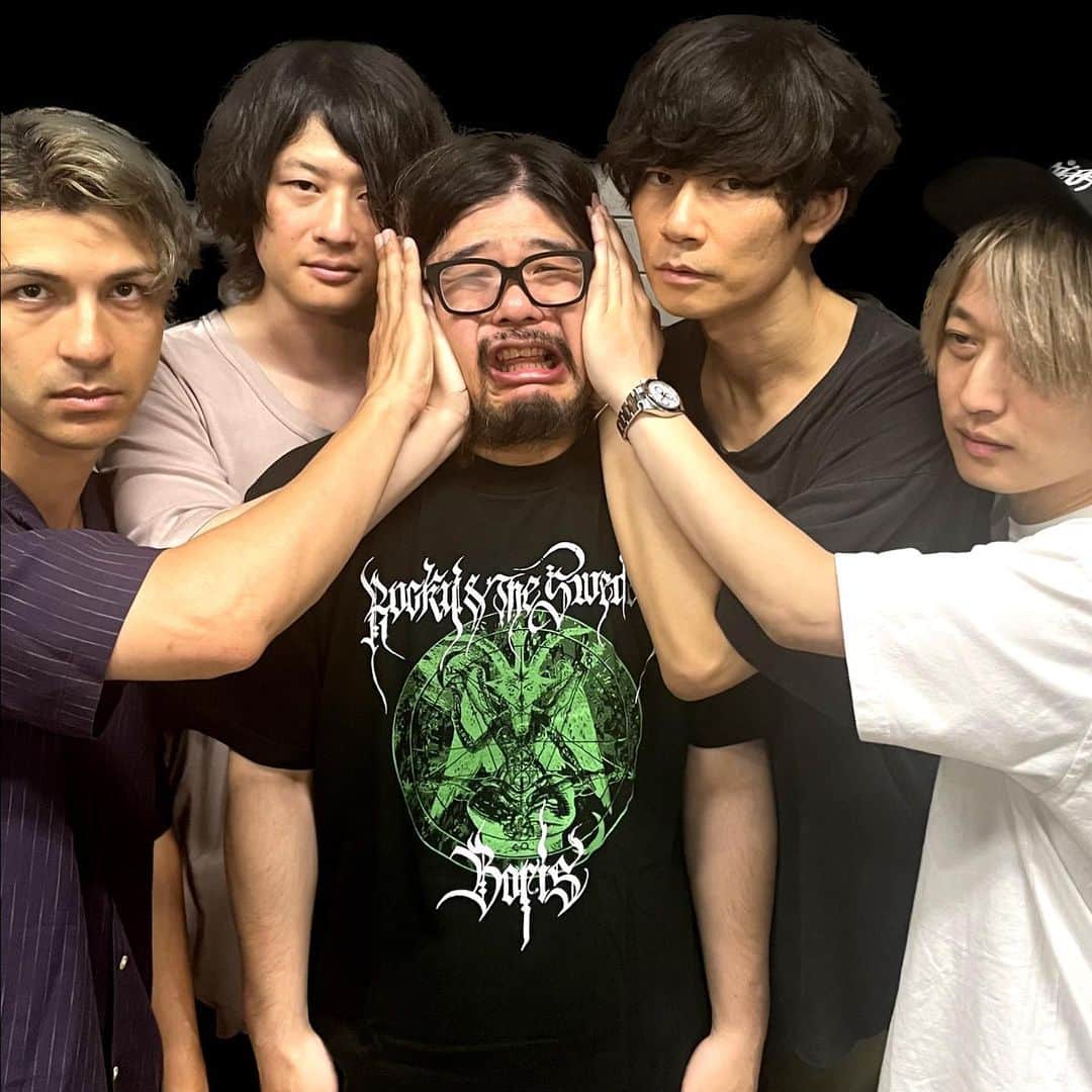 マキシマム ザ ホルモンのインスタグラム：「［Alexandros］ pre.『THIS SUMMER FESTIVAL TOUR '23』にお招きいただきました。  今夜の会場、Zepp Fukuokaにお集まりの皆様にご賞味いただくメニューは、  アレキサンドロス特製アレキサンドデス。  具材は脂の乗った香川県産オス肉。  byダイスケはん  #マキシマムザホルモン #Alexandros #ディスフェス  #我が顔面で4人の美しい手を汚してしまい申し訳ないんドロス」
