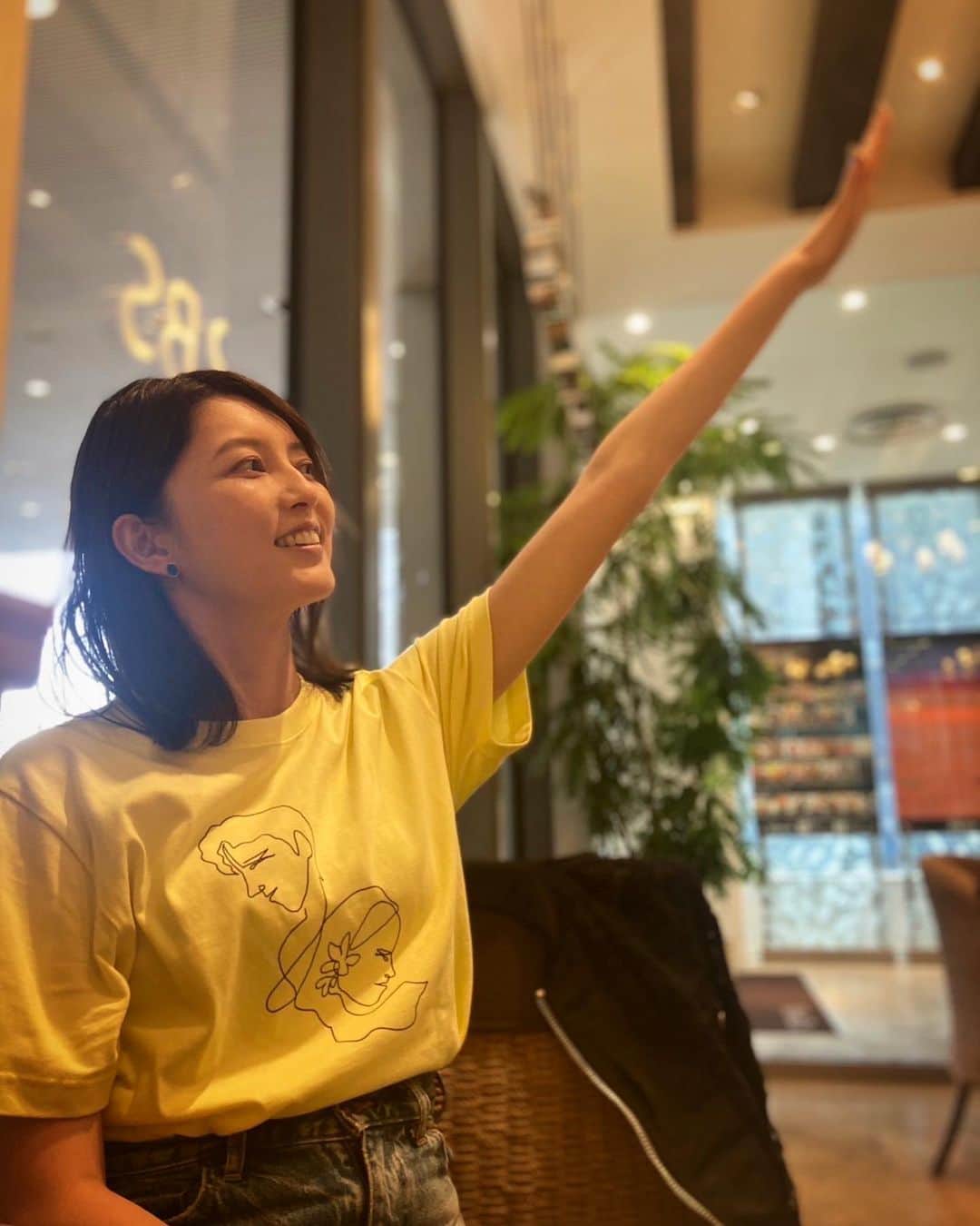 蓮水ゆうやのインスタグラム：「ひっさしぶりのまーくんは やっぱり手が長かった😂  「すいませーん！」って目の前で店員さんを呼ぶ手が長すぎて面白かったので咄嗟にカメラを構えました😂  お昼を食べながらもお茶をしながらも久しぶりな分を倍速で喋り倒し、名残惜しくバイバイ。 また会う日までお互いネタを貯めておこう笑  私がデザインしたなんちゃって宝塚Tシャツをこの方も着てくれてます☺️嬉しいなぁ〜 黄色いTシャツに顔が負けてないね😆👍🏻ありがと！」