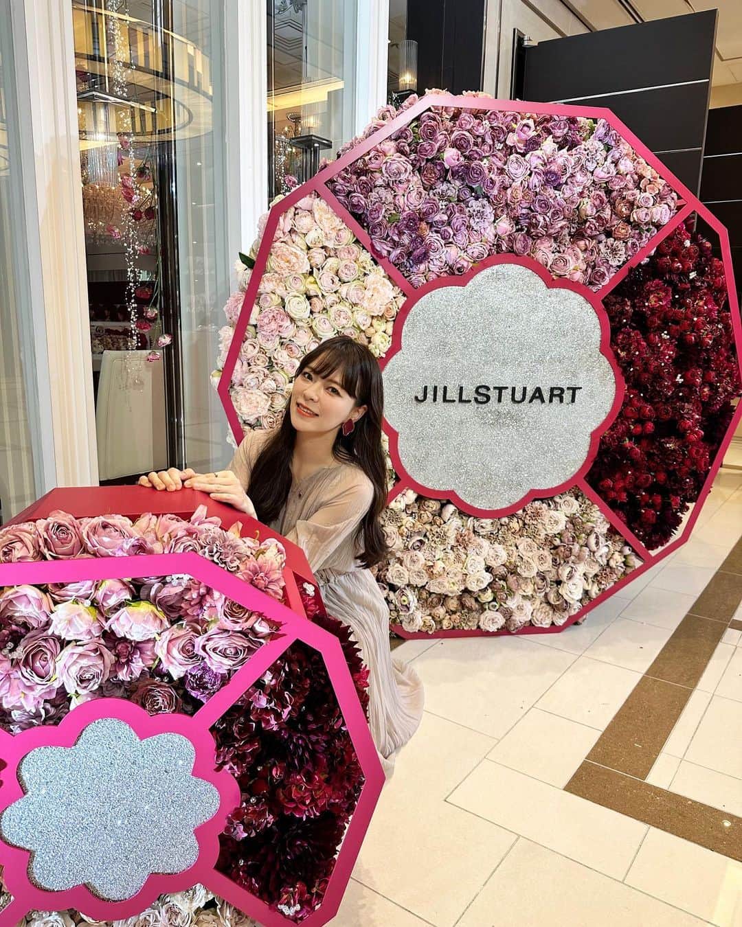 橋本奈実のインスタグラム：「表参道の結婚式場で行われた、 @jillstuartbeauty の2023AW発表会🌹 素敵すぎてうっとり🥺✨ 特に宝石の輝きをイメージしたブルームクチュール アイズ ジュエルドブーケ アイシャドウは、限定色含む6色で、高発色でびっくりするぐらい全部絶妙で可愛いカラー💜 メインカラーの04を使ったデモンストレーションも参考になりました✨ 8/4発売お楽しみに💜 * #jillstuartbeauty」