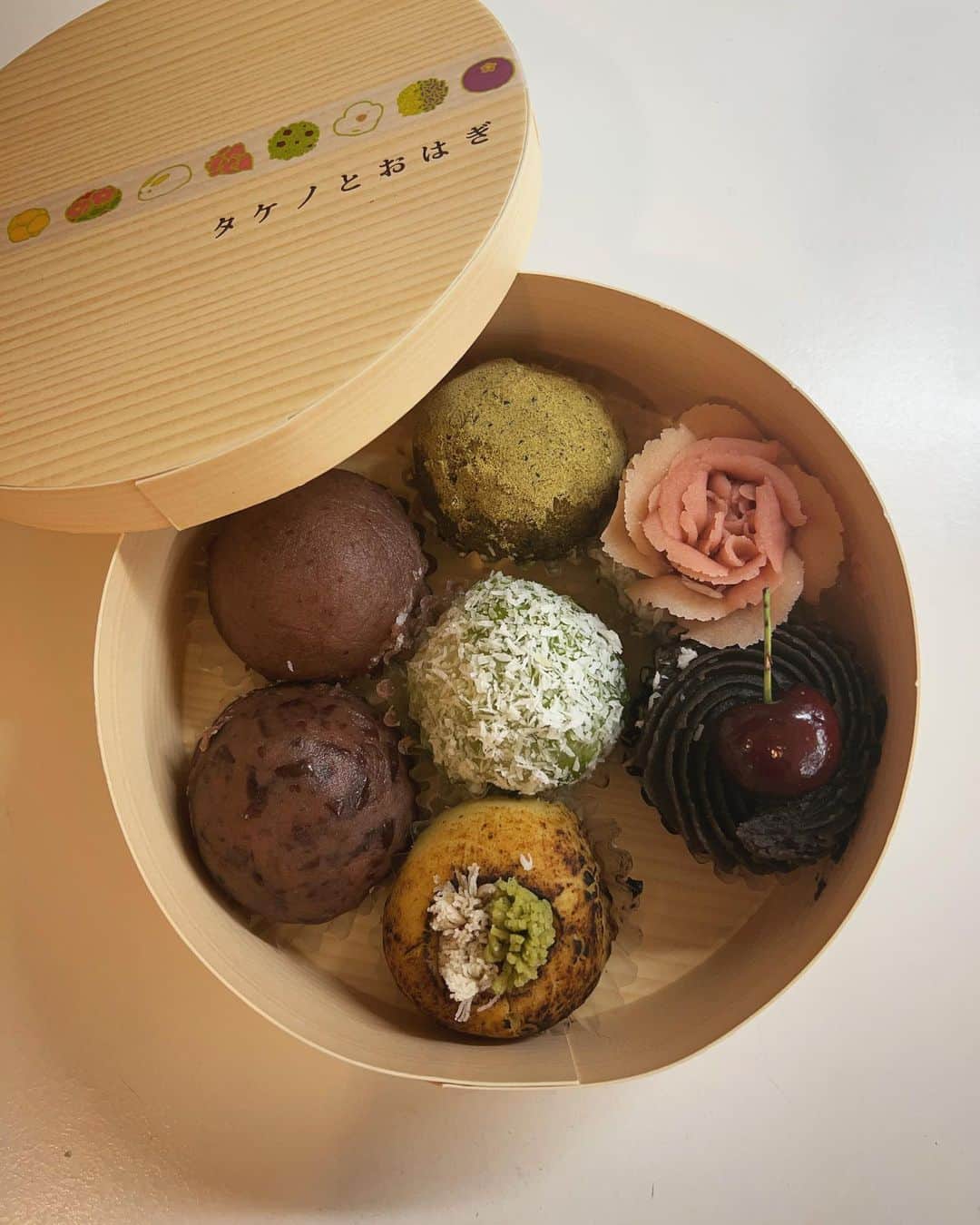 畑野ひろ子のインスタグラム：「ずっと食べてみたかったおはぎ😋 @takeno_to_ohagi   一つ一つがとっても可愛くて、食べるのがもったいないくらい😍」