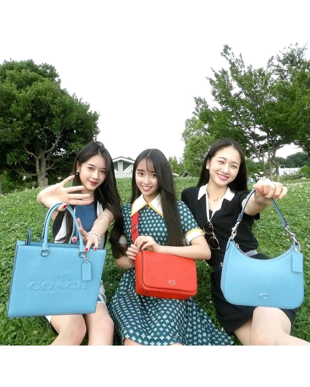 天翔天音さんのインスタグラム写真 - (天翔天音Instagram)「˗ˋˏ ˎˊ˗  Happy Father’s Day Present👜 夏は！爽やかな青色のバッグを持ちたいですね𓂃 𓈒𓏸𓇼  @Coach; @coach_japan; #CoachNY; #CoachJapan; #コーチバッグ　#父の日　#天翔天音 #3姉妹」6月15日 16時09分 - amane_tensho_official