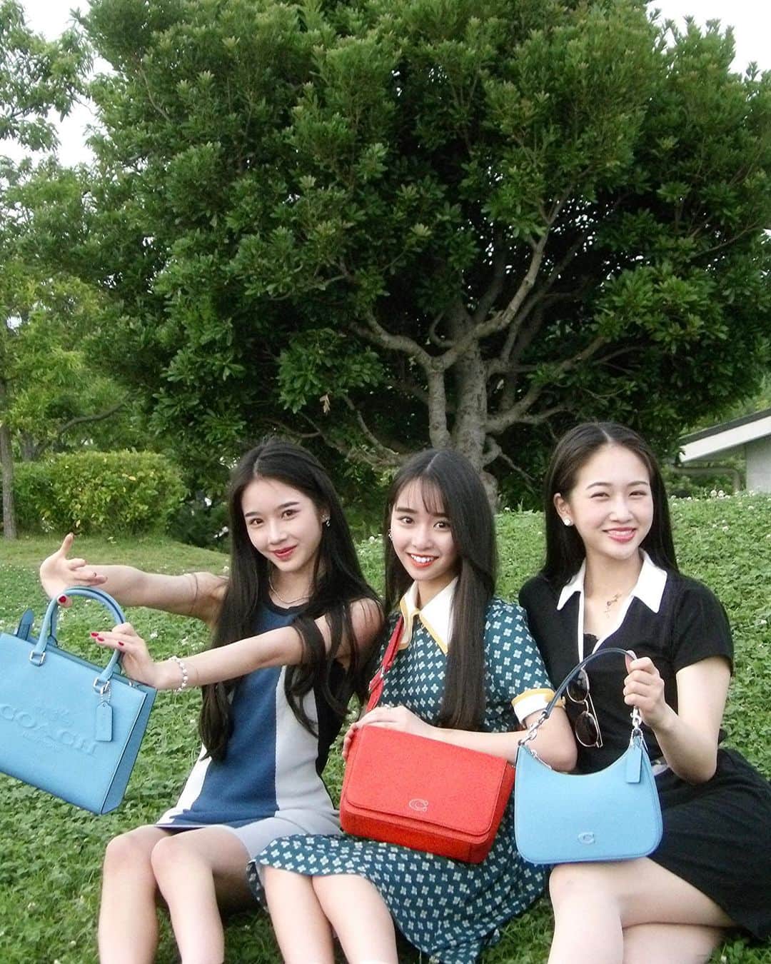 のインスタグラム：「˗ˋˏ ˎˊ˗  Happy Father’s Day Present👜 夏は！爽やかな青色のバッグを持ちたいですね𓂃 𓈒𓏸𓇼  @Coach; @coach_japan; #CoachNY; #CoachJapan; #コーチバッグ　#父の日　#天翔天音 #3姉妹」