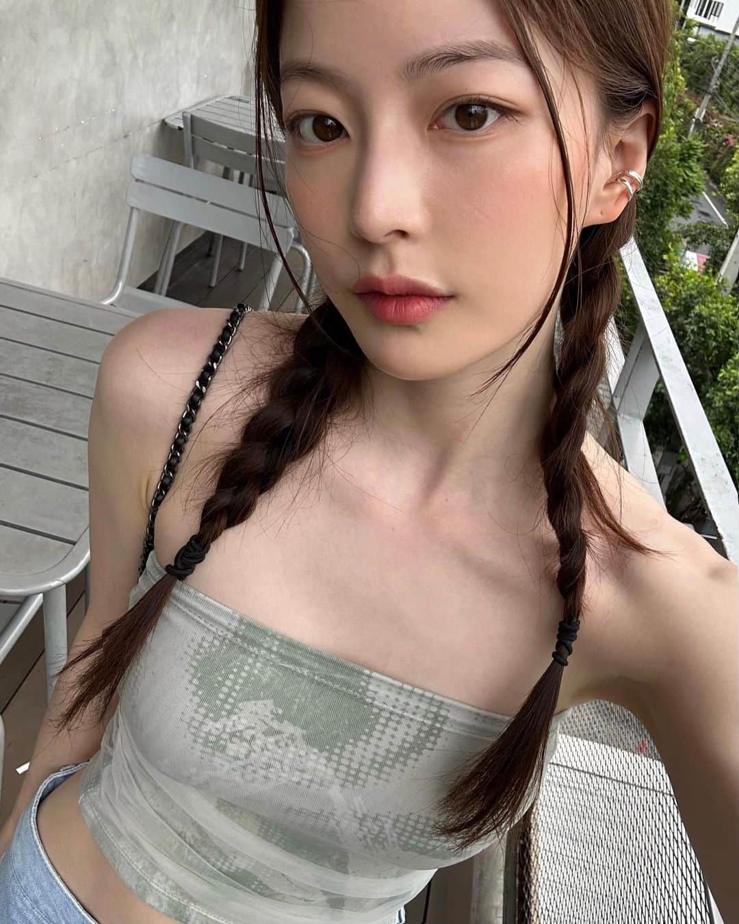 イム・ボラのインスタグラム：「태국 첫날 밥이고 뭐고 피곤해서 호텔 도착하자마자 뻗어서 라면흡입(?)함」