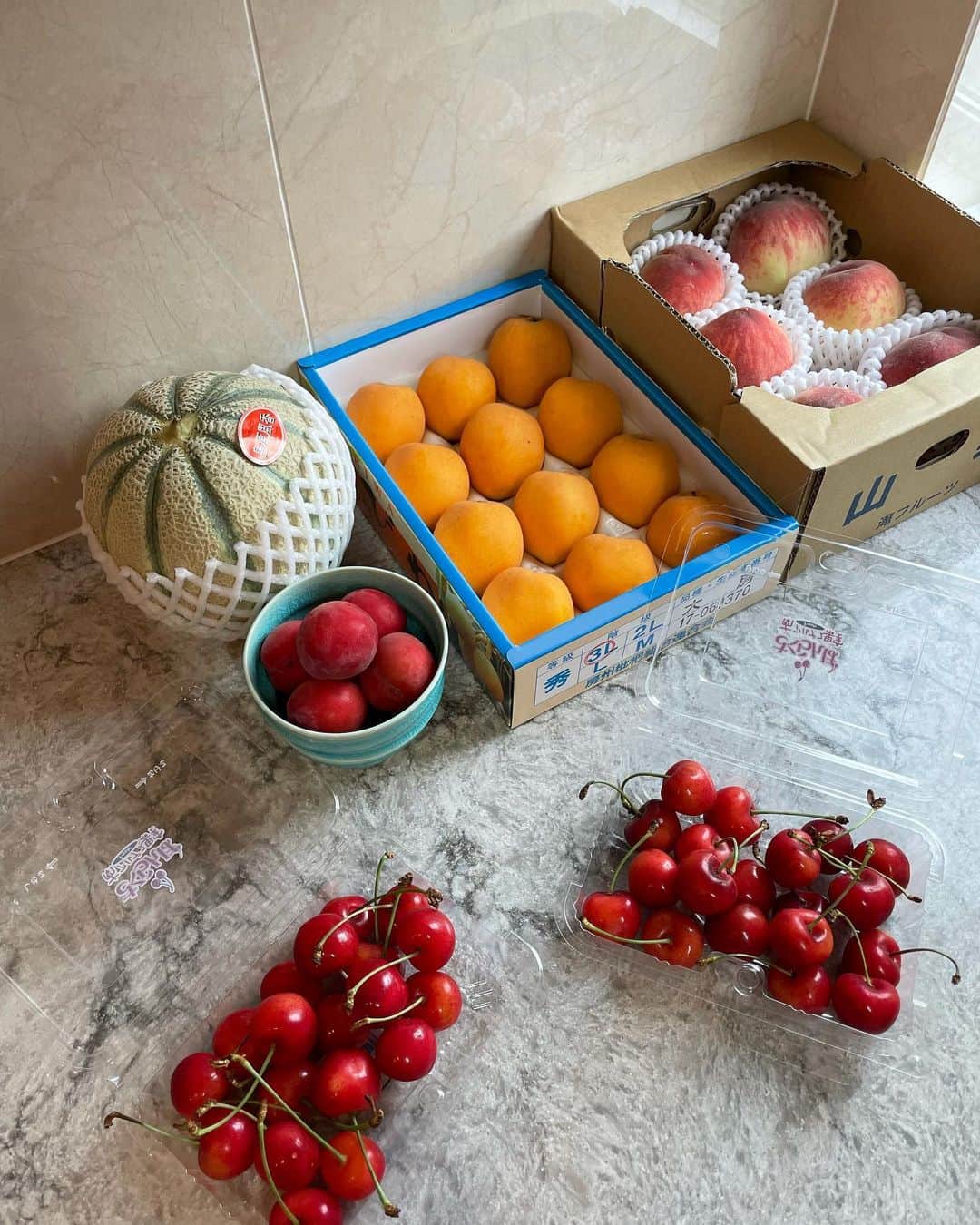 田中麻衣のインスタグラム：「🍒🍈🍑  子どもたちが大好きな桃、さくらんぼ。  わたしは最近すももにハマってます。 甘酸っぱさが癖になる🥰  立派な枇杷は、母から。 きょうから母が我が家に遊びに来てくれています。 助かります。」