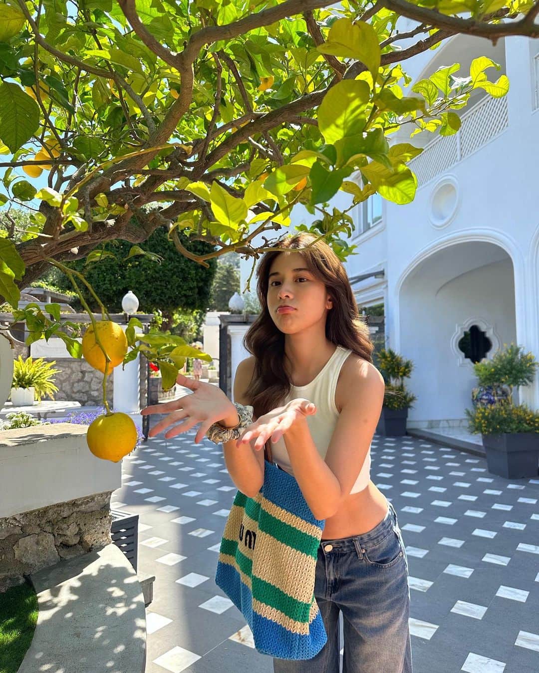 Supassaraさんのインスタグラム写真 - (SupassaraInstagram)「Trying to catch the big cute lemon right in front of the hotel!!🤣🍋  *Happy happy girl!😝*」6月15日 16時18分 - supassra_sp