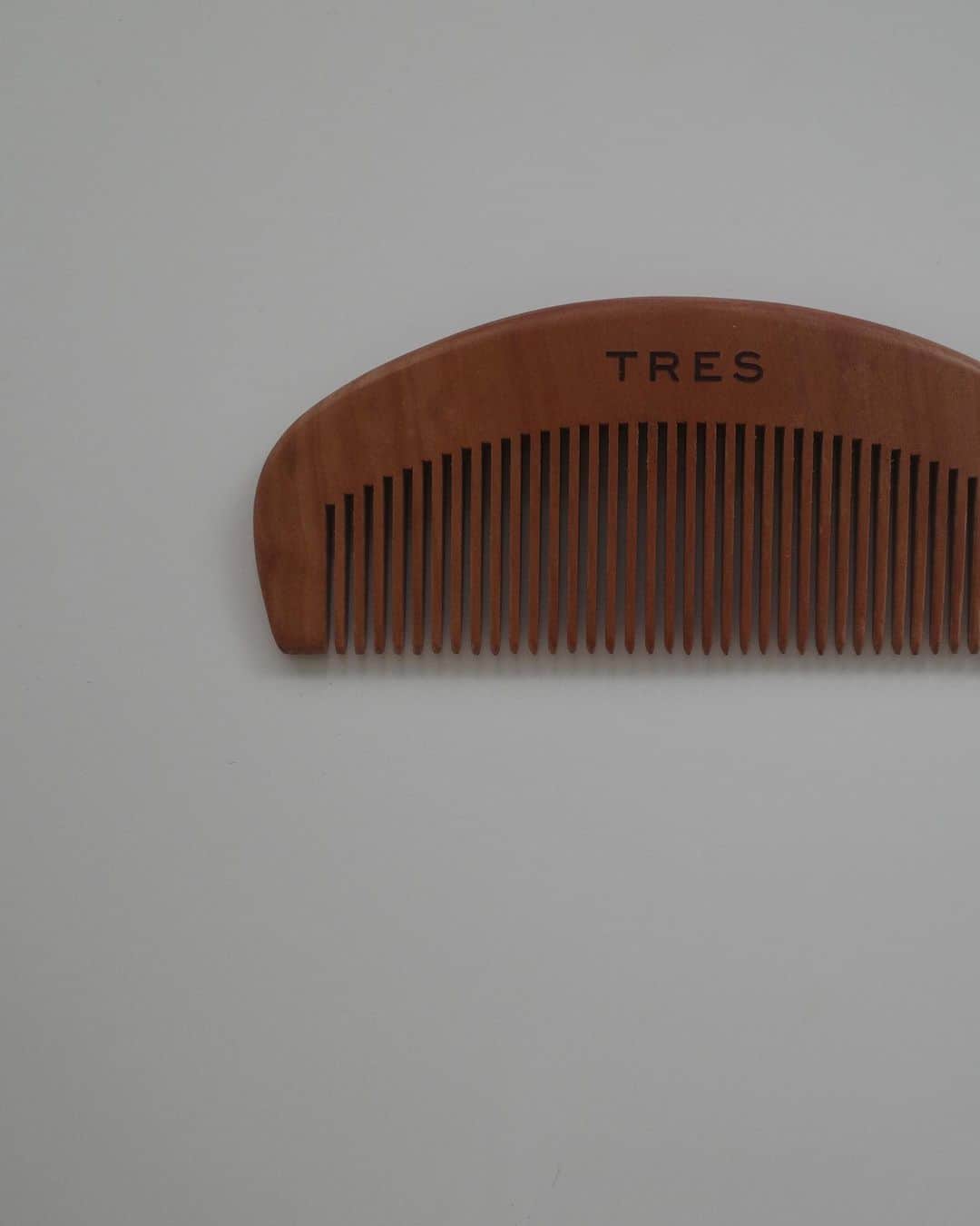 Icumi Oohamaのインスタグラム：「@tres__collection  WEBサイト・リニューアルしました✨  リニューアルを記念して ¥15,000(税込)以上ご購入の方にオリジナル木櫛をプレゼントさせていただいております。 この木櫛は昔から私が愛用している櫛で、コンパクトで丈夫で、髪が絡まりづらくサラサラになるので本当お勧めなのです♡ ぜひみなさまのバッグのお供になればと思い今回のノベルティーにしました♡ ⁡ 今後もお客様に寄り添うサイトにしていけるよう取り組んで参ります。引き続きご愛顧のほどお願いいたします。」