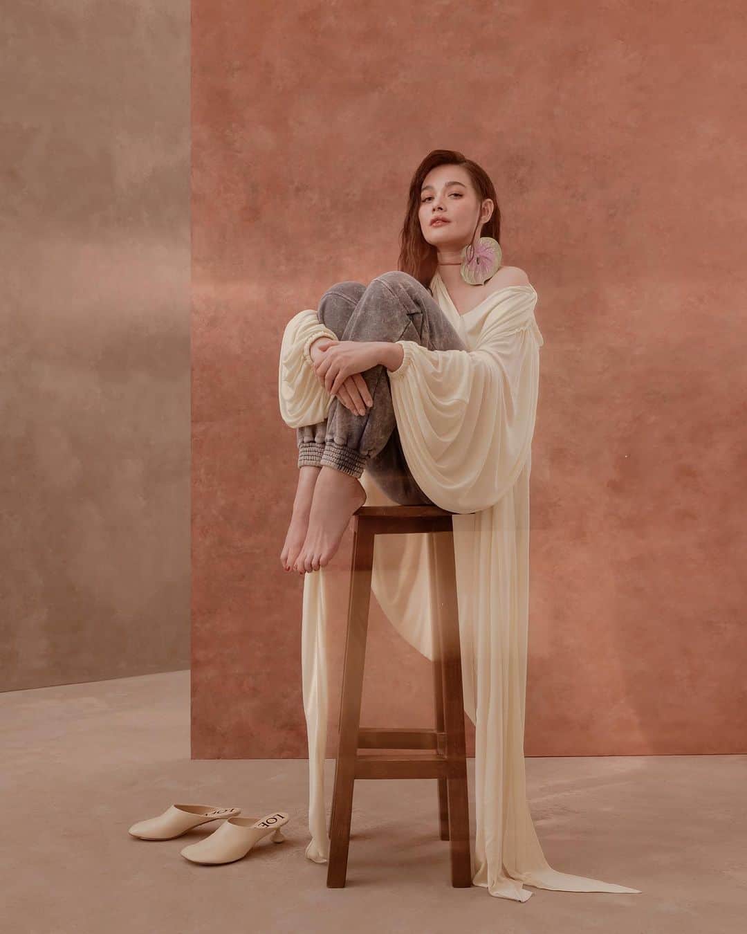 ベア・アロンゾのインスタグラム：「"I look forward to going home and removing my makeup and doing my skincare routine, of course, going to @theaiveeclinic once a week" ✨  - @beaalonzo   @lofficielph June 2023, The Beauty Issue.  #aiveeclinic #aiveeday #aiveeleague #aiveelove #aiveeleagueonthecover #beaalonzo #lofficiel」