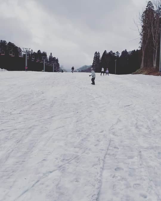 神戸蘭子のインスタグラム：「3月末、15年ぶり？にゲレンデへ。  ママだけ旅行で、どうなるかと思ってましたが。 インストラクターさんのおかげで、子供達初めてのスキー体験✨  手に力が入っちゃう僕や、３歳の僕も楽しそう☺︎  ちょっとだけスノボ覚えてました🏂 スイスイ進む子供達に置いてきぼりな私でした…  #ママライフ　#スキー旅行　#子連れ旅行　#男の子ママ　#思い出グラム」