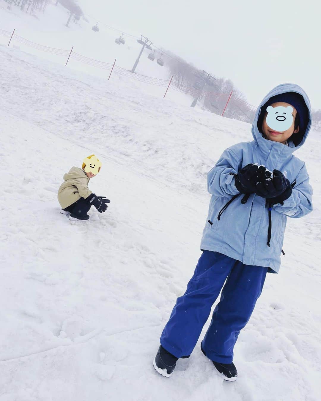 神戸蘭子さんのインスタグラム写真 - (神戸蘭子Instagram)「3月末、15年ぶり？にゲレンデへ。  ママだけ旅行で、どうなるかと思ってましたが。 インストラクターさんのおかげで、子供達初めてのスキー体験✨  手に力が入っちゃう僕や、３歳の僕も楽しそう☺︎  ちょっとだけスノボ覚えてました🏂 スイスイ進む子供達に置いてきぼりな私でした…  #ママライフ　#スキー旅行　#子連れ旅行　#男の子ママ　#思い出グラム」6月15日 16時23分 - ranran0414