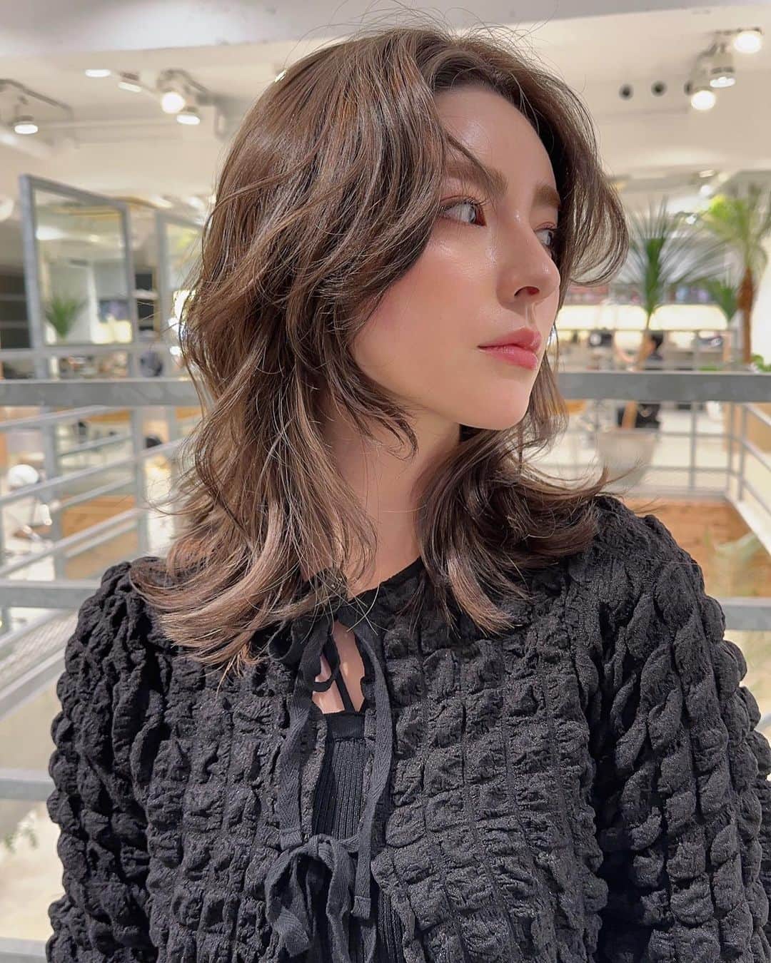 スミス楓のインスタグラム：「new hair♡  夏になるので髪色も新しく！  レイヤーのデザインに合わせて前髪と フェイスラインに細かいハイライトとインナーカラーいれて 雰囲気変えてもらいました♡  部分的にだけど久しぶりのブリーチ♡  カラーはアッシュグレージュ🐺  この日から1週間経って(早い ハイライトの雰囲気が変わってきてまためちゃくちゃ可愛いカラーになってきたー！  これから関さんと一緒にブリーチ育てていろいろデザインたのしみたいと思います🥹♡  @cxcxrx_seki ありがとございました♡  #レイヤーカット#インナーカラー#ハイライト#ヘアカラー」