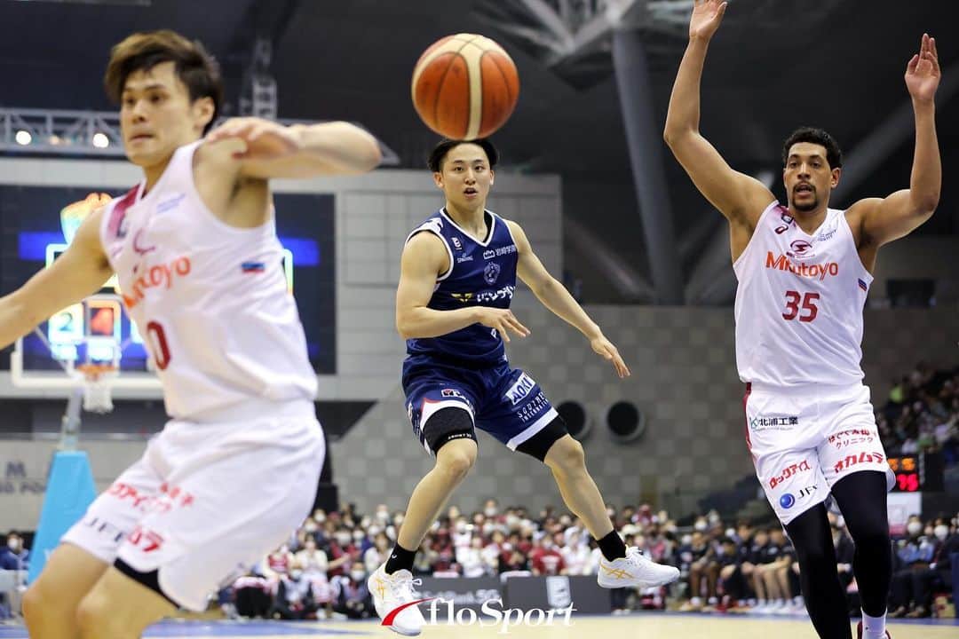 アフロスポーツのインスタグラム：「(L-R)  藤井祐眞/Yuma Fujii (Brave Thunders),  河村勇輝/Yuki Kawamura (B-Corsairs),  ジョーダン・ヒース/Jordan Heath (Brave Thunders),  MARCH 15, 2023 - Basketball : 2022-23 B.LEAGUE B1 game  between Yokohama B-Corsairs 81-78 Kawasaki Brave Thunders  at Yokohama International Swimming Center, Kanagawa, Japan.   📷: @naoki_nishimura.aflosport   #バスケットボール #basketball #SportPhoto #SportPhotography #Sport #スポーツ写真」