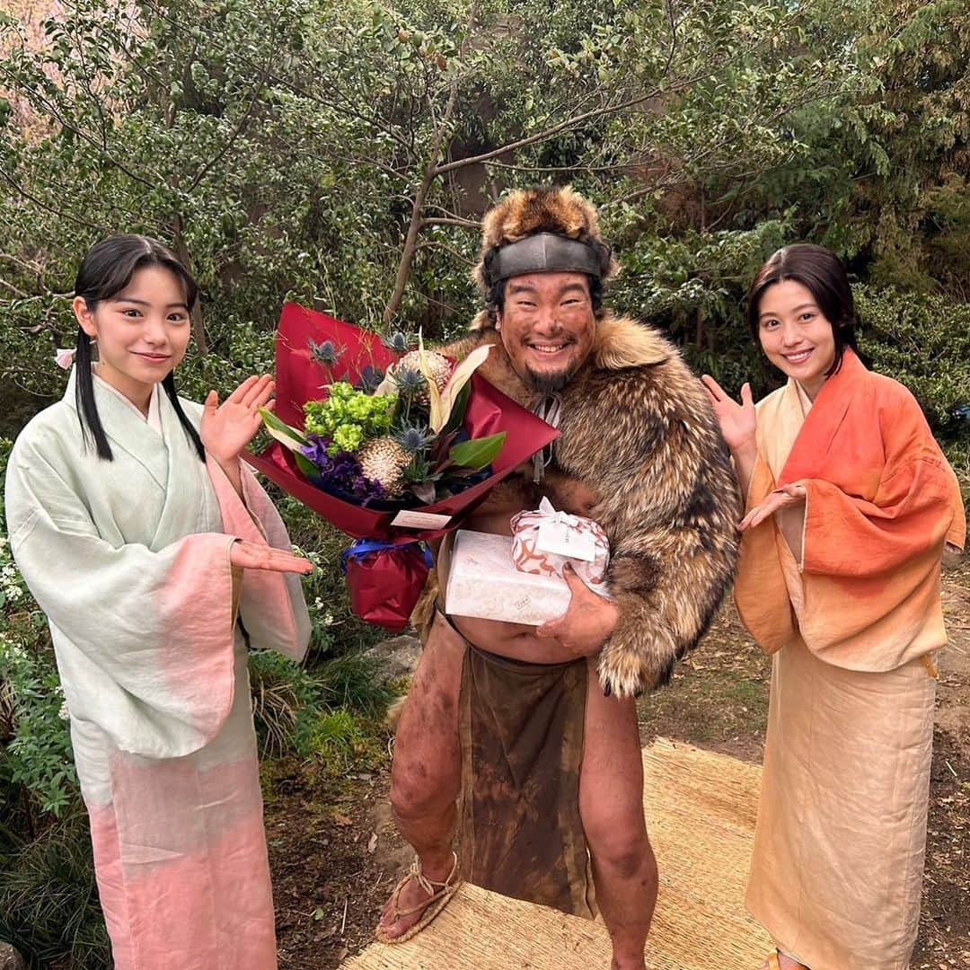 岡崎体育さんのインスタグラム写真 - (岡崎体育Instagram)「有村架純さんと當真あみさんにクランクアップをお祝いしていただけました！！ヒョォーーー！！  #どうする家康 #當真あみ さん #有村架純 さん #大河ドラマ」6月15日 16時32分 - okazaki_taiiku