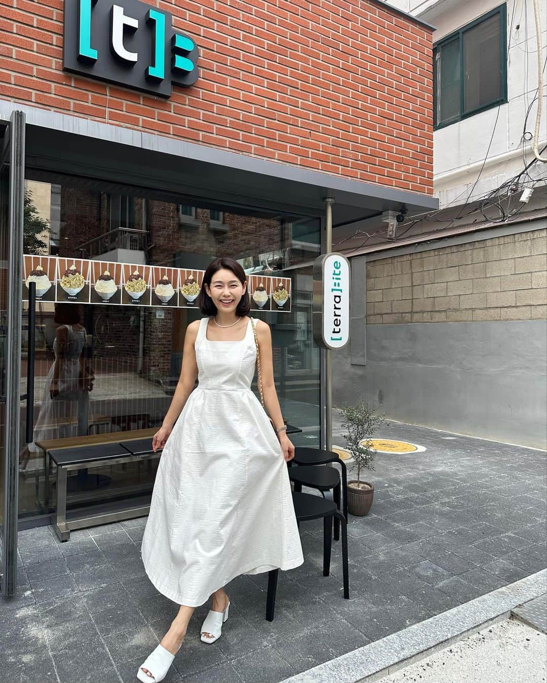 パク・タミのインスタグラム：「- 아.. 어쩌면 좋아요..  요즘 날씨는 정말!! 매일 받는 선물이예요.. 햇살 아래에서 숨만 쉬어도 행복한 감정이.. 채워지고.  '언니 밥먹자!' 늘 이렇게 앞뒤 없이 톡을 여는 민수가 너무 귀여워요. 두시간 반동안 우리 아주 알차게 시간을 썼다죠? ㅎㅎ 쇼룸 근처엔 맛집이 많아요. (한식만 빼고) 늘 지나면서 들어가보진 않았던 #문쥬스 오! 맛있잖아!! 다음엔 브런치도 먹어봐야겠어요!  '언니 이 동네 뭐 볼거리 없어?' 얼마전 생긴 빙수 가게가 있어, 거기서 음료 하나씩 들고~ #테라이바이트 다음엔 빙수 먹어봐야지~  '채소 사러 갈래?' 내방역 도로변에 야채가게가 생겼는데, 진짜.. 너무 싸요 ㅎ 오이 5개 2천원, 바나나 5~6개 2천원 부추 한단데 5백원? ㅎ 자꾸 가게 되는 곳 ㅎㅎ 민수 가보더니.. 눈이 휘둥그레~  정말 두시간 십분 안에 알차게 뭘 했다 우리? ㅎㅎ 또 열심히 살다가 소소한 힐링 하자~^^  TAMY x BRIANA 두번째 tamymule은 베이지 컬러가 압도적으로 많네요? ㅎㅎㅎㅎㅎ '언니! 컬러로 너무 고민이 되요~ 언니의 원픽은 뭐예요?' 아.... 저도 이게 어렵지만! 베이지, 화이트?? 화이트는 배이지 만큼이나 여기저기 너무 잘 어울리는 컬러거든요~^^」