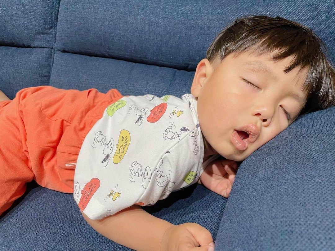 岩崎弘志さんのインスタグラム写真 - (岩崎弘志Instagram)「. 仕事終わりで家に帰るまで、起きて待とうと してくれた息子くん👦  あと一歩及ばず、先に夢の中へ💭  幼稚園に入ってからはお昼寝がないので、晩ご飯を 食べながらこっくりこっくりすることも😪  赤ちゃんの頃に食べながらうたた寝するタイプ じゃなかったので、今こういう無防備なシーンを 見られてちょっと得した気分です🤭⤴︎  普段全力で頑張ってくれてる証だね👏🏻‼︎‼︎  ぐっすり寝てデッカくなれよーーー🙌🏻✨  #子供の成長 #こどもの成長 #子どもの成長 #うたた寝 #こっくりこっくり #ガス欠 #3歳男の子 #幼稚園児 #幼稚園生 #幼稚園生活 #息子の成長 #息子の成長記録 #男の子パパ #男の子育児 #３歳男の子 #鹿児島育児 #鹿児島子育て #育児あるある #子育てあるある #kagoshima #kagoshimafan #kagoshimakids #MBCテレビ #MBCラジオ #アナウンサー #ラジオパーソナリティ #岩﨑弘志」6月15日 16時43分 - iwasakikoji0326