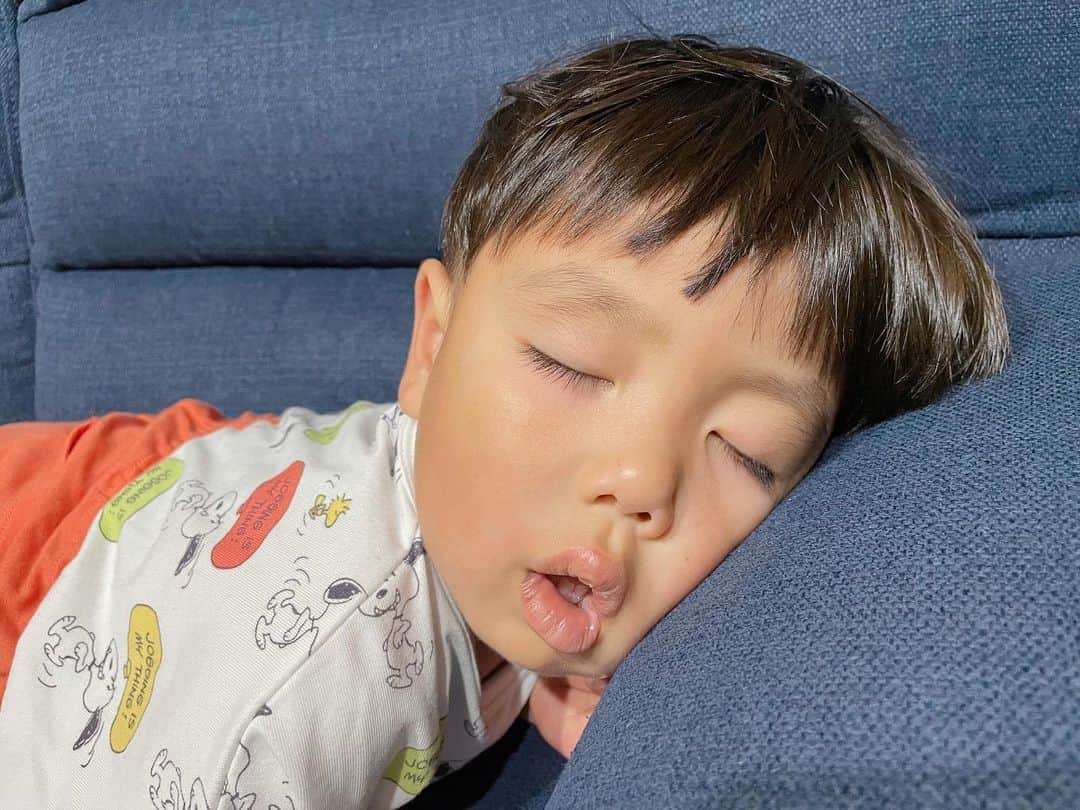 岩崎弘志さんのインスタグラム写真 - (岩崎弘志Instagram)「. 仕事終わりで家に帰るまで、起きて待とうと してくれた息子くん👦  あと一歩及ばず、先に夢の中へ💭  幼稚園に入ってからはお昼寝がないので、晩ご飯を 食べながらこっくりこっくりすることも😪  赤ちゃんの頃に食べながらうたた寝するタイプ じゃなかったので、今こういう無防備なシーンを 見られてちょっと得した気分です🤭⤴︎  普段全力で頑張ってくれてる証だね👏🏻‼︎‼︎  ぐっすり寝てデッカくなれよーーー🙌🏻✨  #子供の成長 #こどもの成長 #子どもの成長 #うたた寝 #こっくりこっくり #ガス欠 #3歳男の子 #幼稚園児 #幼稚園生 #幼稚園生活 #息子の成長 #息子の成長記録 #男の子パパ #男の子育児 #３歳男の子 #鹿児島育児 #鹿児島子育て #育児あるある #子育てあるある #kagoshima #kagoshimafan #kagoshimakids #MBCテレビ #MBCラジオ #アナウンサー #ラジオパーソナリティ #岩﨑弘志」6月15日 16時43分 - iwasakikoji0326