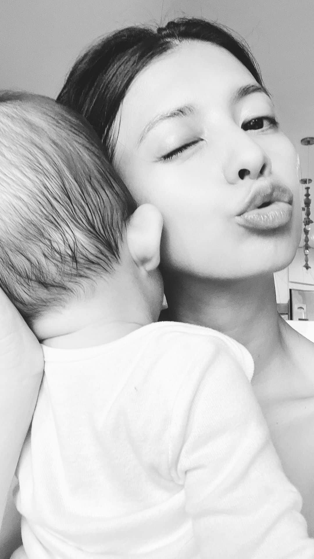 吉川ひなののインスタグラム：「ベビ子がもう2歳だなんて、信じられない🥹 いつも子どもたちの成長を見守ってくれてありがとう🤍」
